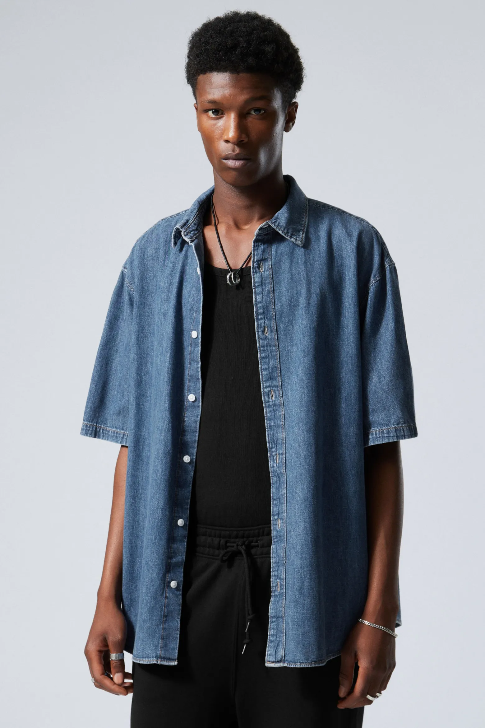 LOCKER SITZENDES KURZARM-JEANSHEMD|Weekday Cheap