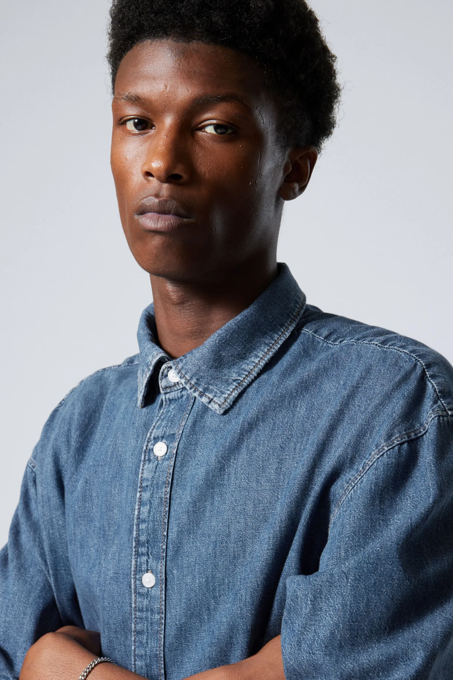 LOCKER SITZENDES KURZARM-JEANSHEMD|Weekday Cheap