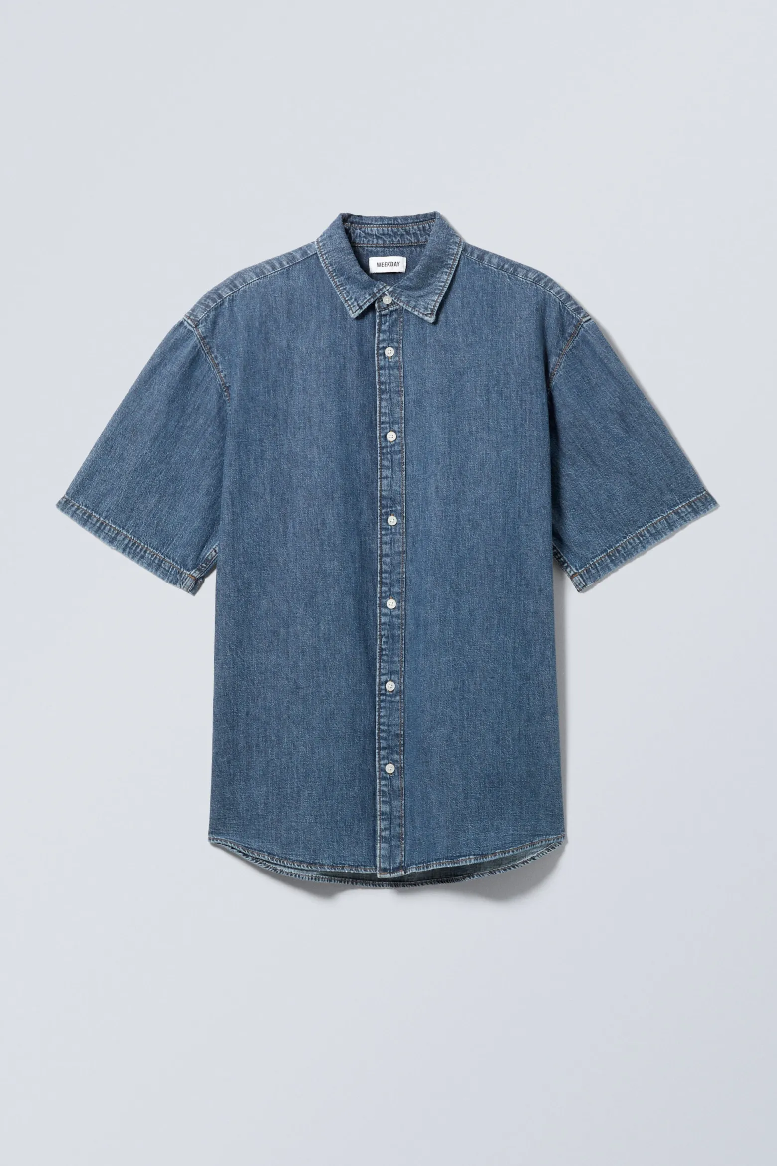 LOCKER SITZENDES KURZARM-JEANSHEMD|Weekday Cheap