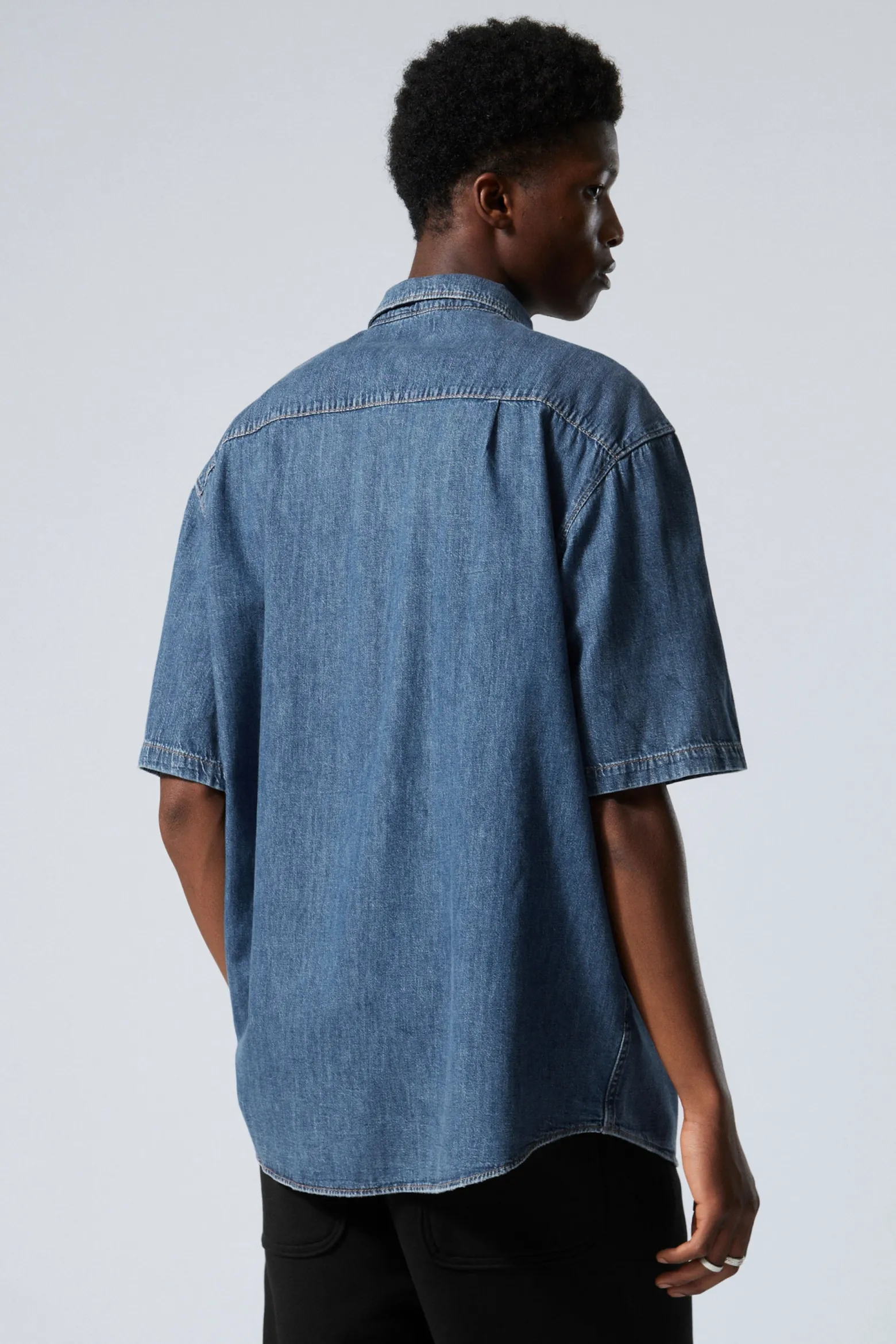 LOCKER SITZENDES KURZARM-JEANSHEMD|Weekday Cheap