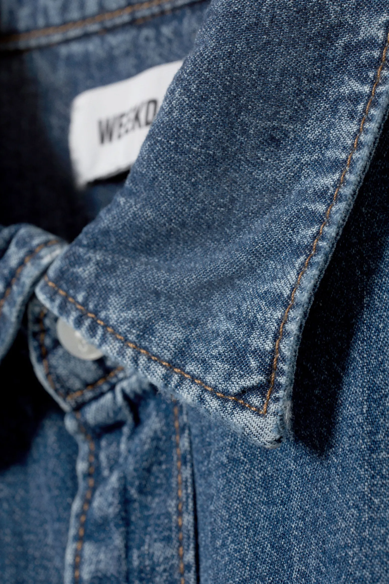 LOCKER SITZENDES KURZARM-JEANSHEMD|Weekday Cheap