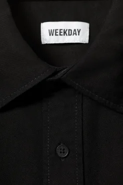 LOCKER SITZENDES KURZARM-JEANSHEMD|Weekday Shop