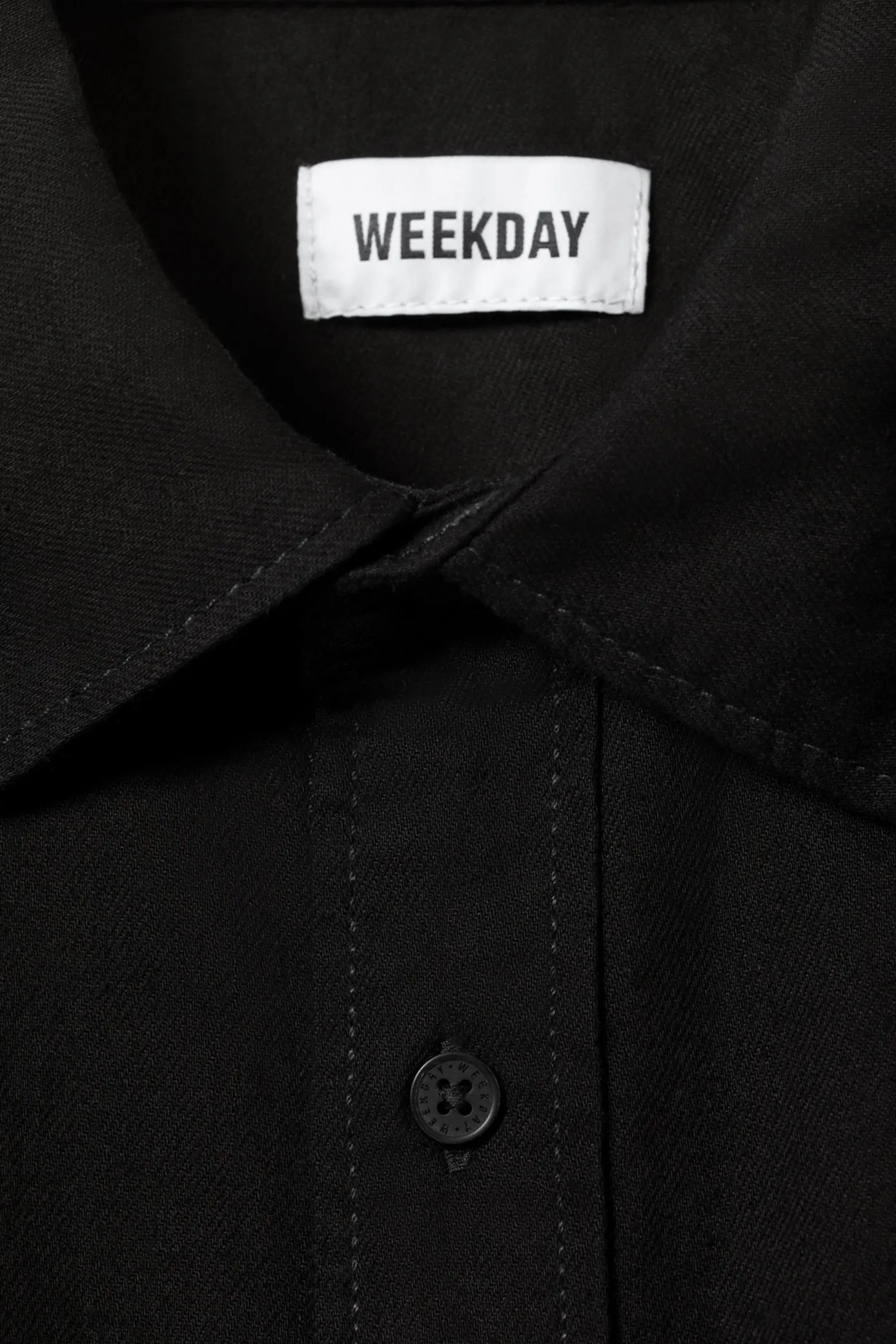 LOCKER SITZENDES KURZARM-JEANSHEMD|Weekday Shop
