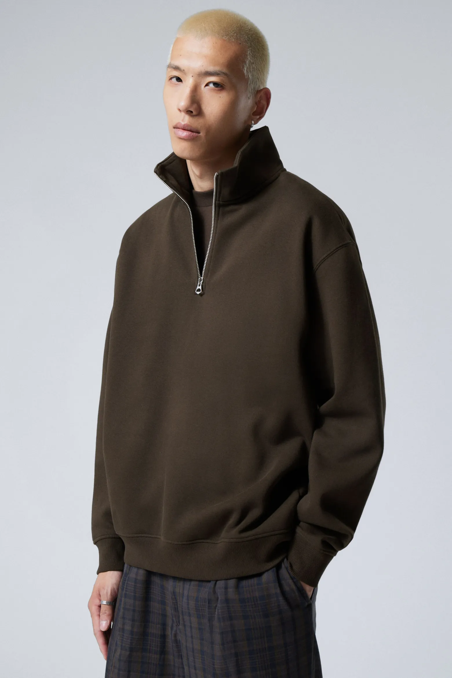LOCKERER, SCHWERER PULLOVER MIT TEILREISSVERSCHLUSS|Weekday New
