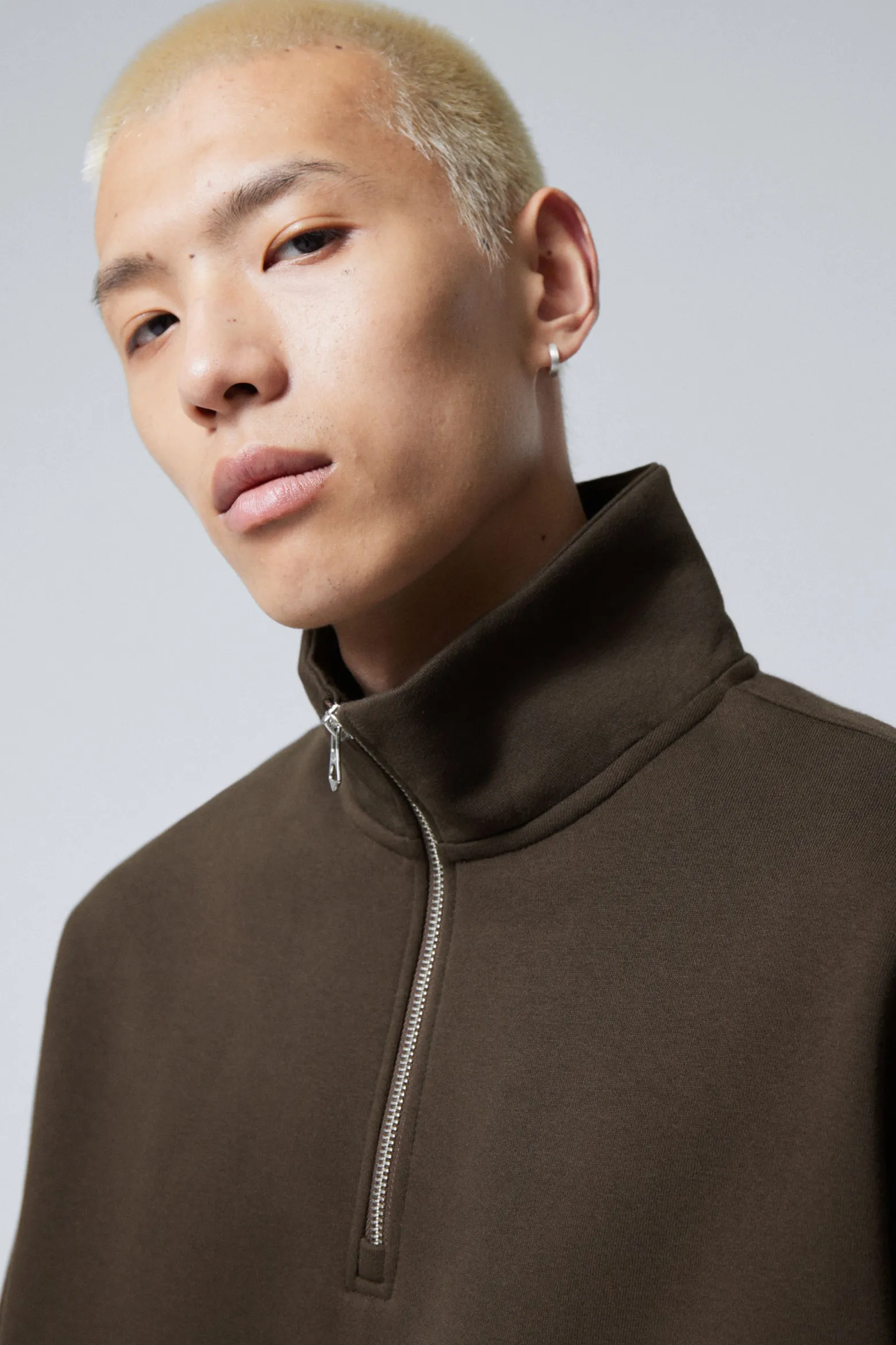 LOCKERER, SCHWERER PULLOVER MIT TEILREISSVERSCHLUSS|Weekday New