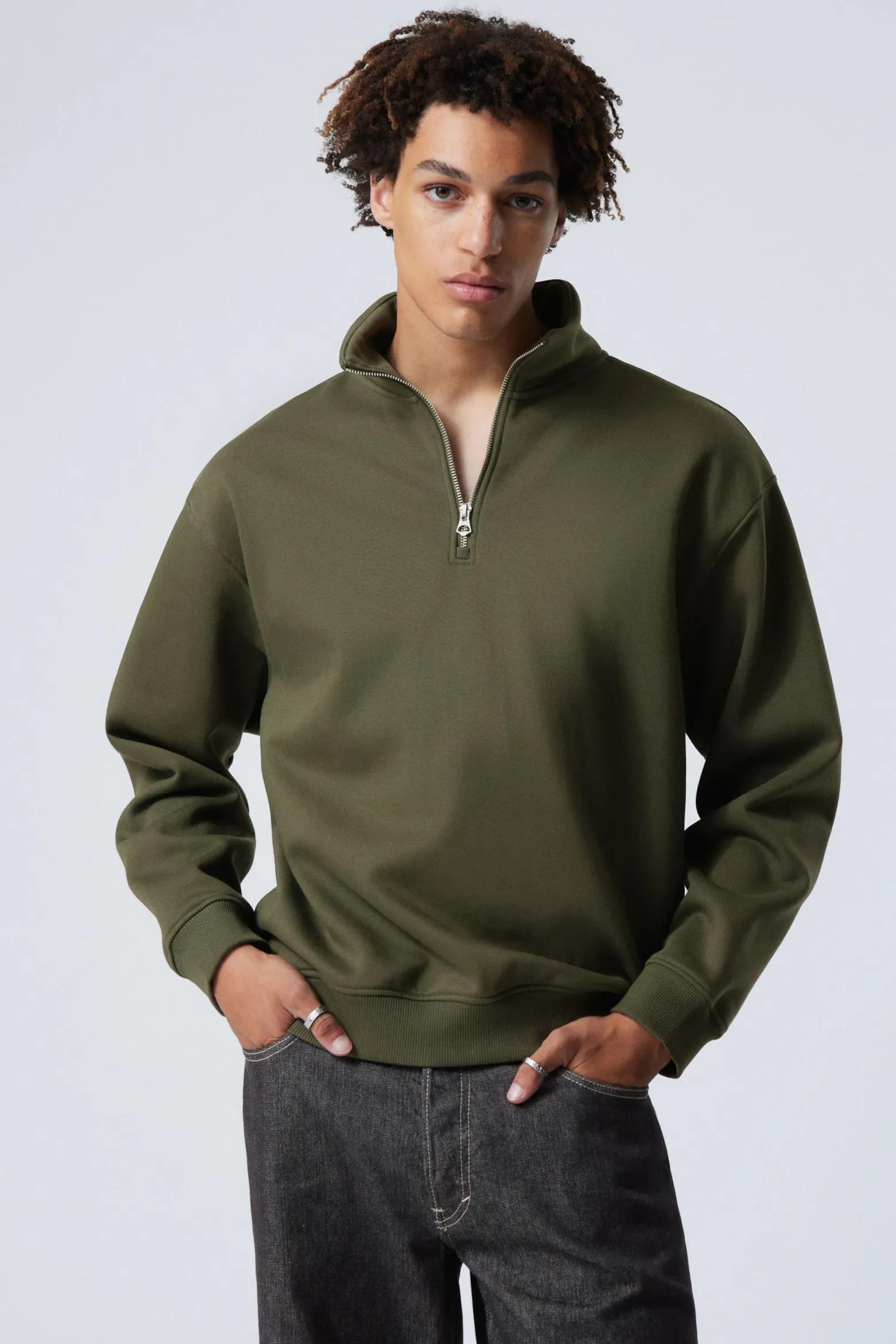 LOCKERER, SCHWERER PULLOVER MIT TEILREISSVERSCHLUSS|Weekday Shop