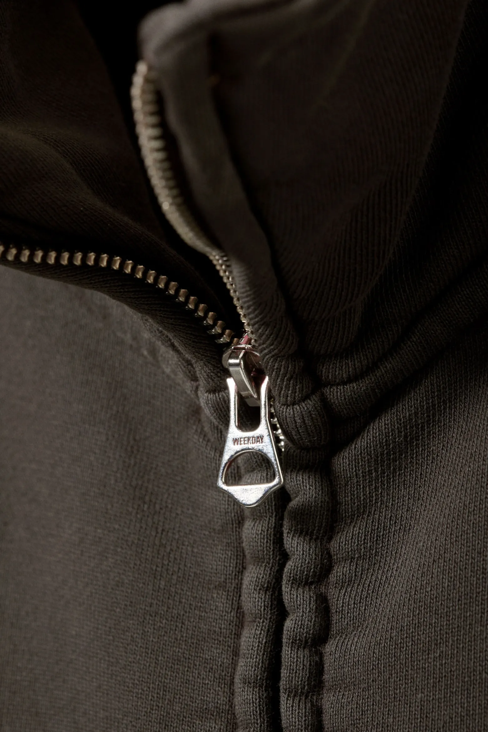 LOCKERER ZIP-CARDIGAN MIT TRICHTERKRAGEN|Weekday Hot