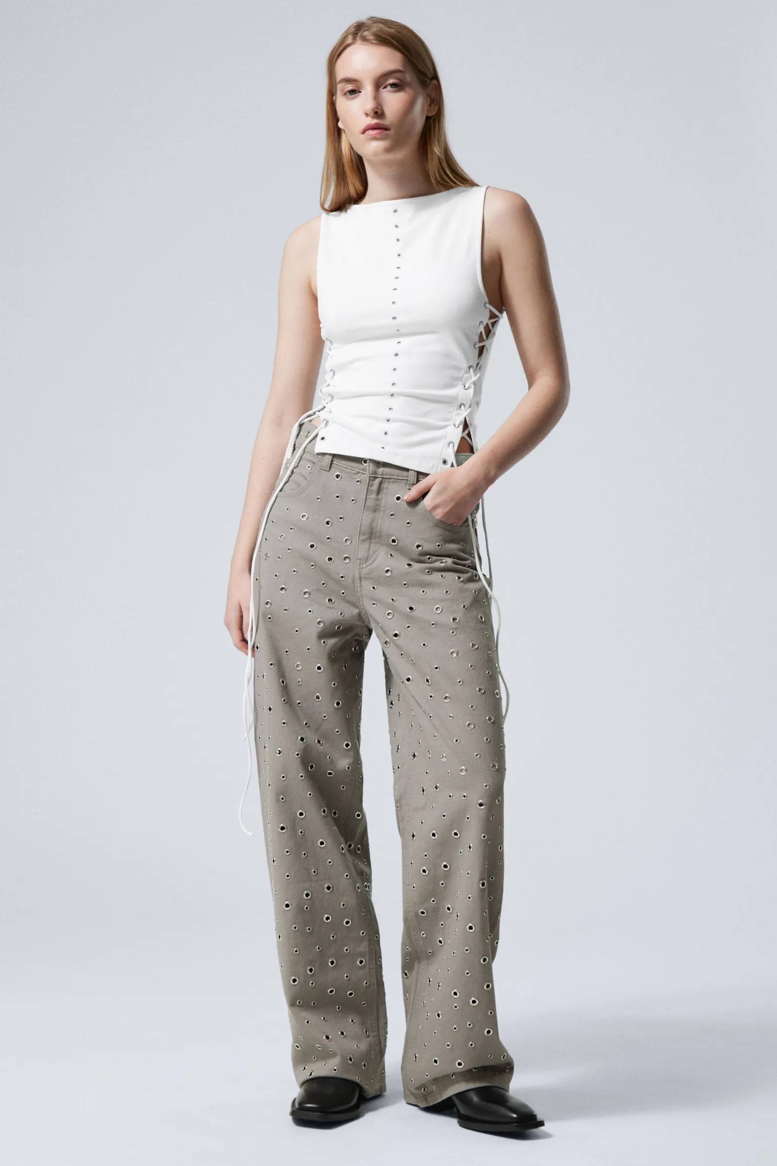 LOW WAIST LOOSE WIDE LEG EYELET TWILL TROUSERS|Weekday Fashion