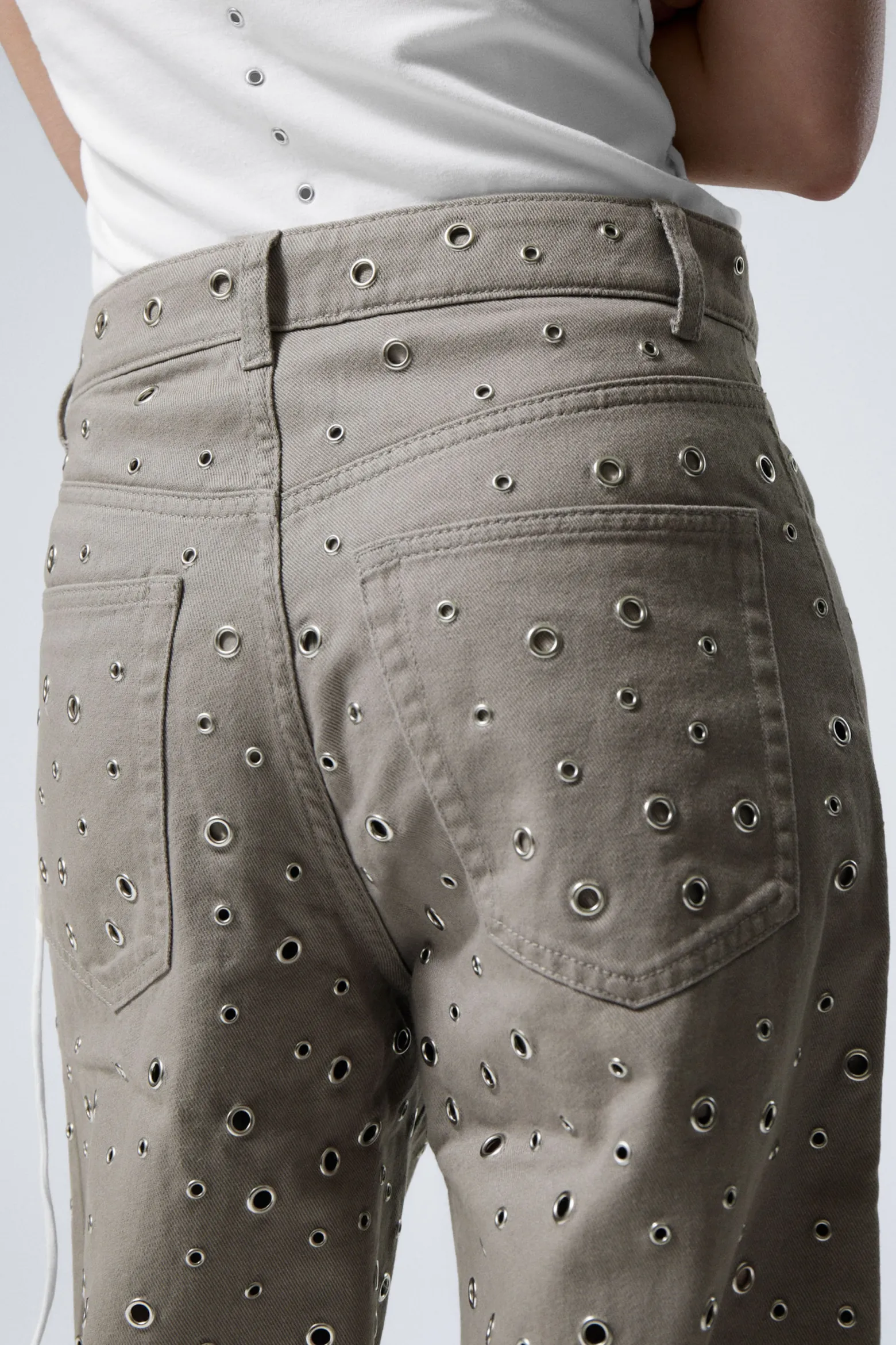 LOW WAIST LOOSE WIDE LEG EYELET TWILL TROUSERS|Weekday Fashion