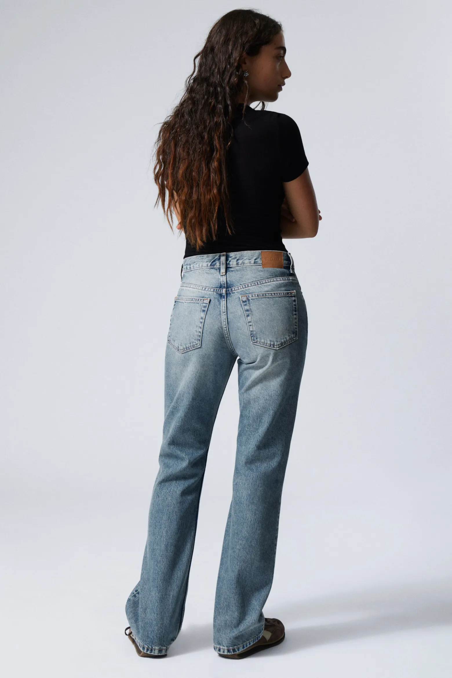 MOON MID RISE REGULAR BOOTCUT LEG JEANS|Weekday Outlet
