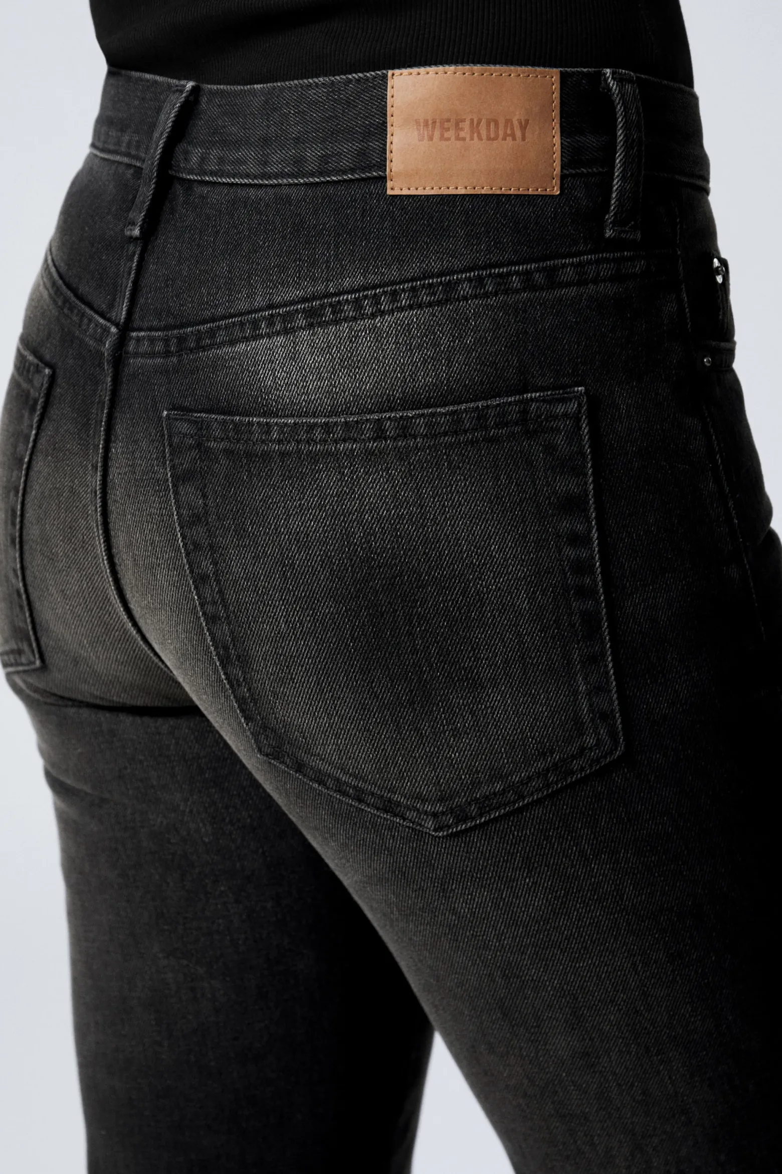 MOON MID RISE REGULAR BOOTCUT LEG JEANS|Weekday Hot