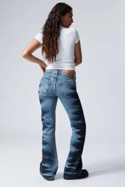 NOVA – NIEDRIG SITZENDE BOOTCUT-JEANS MIT SLIM-FIT|Weekday Discount