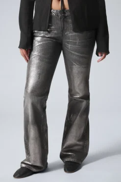 NOVA – SCHMALE BOOTCUT-JEANS MIT METALLIC-EFFEKT|Weekday Clearance