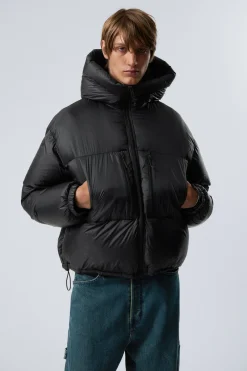 PUFFERJACKE AUS RECYCELTEN DAUNEN MIT KAPUZE|Weekday New
