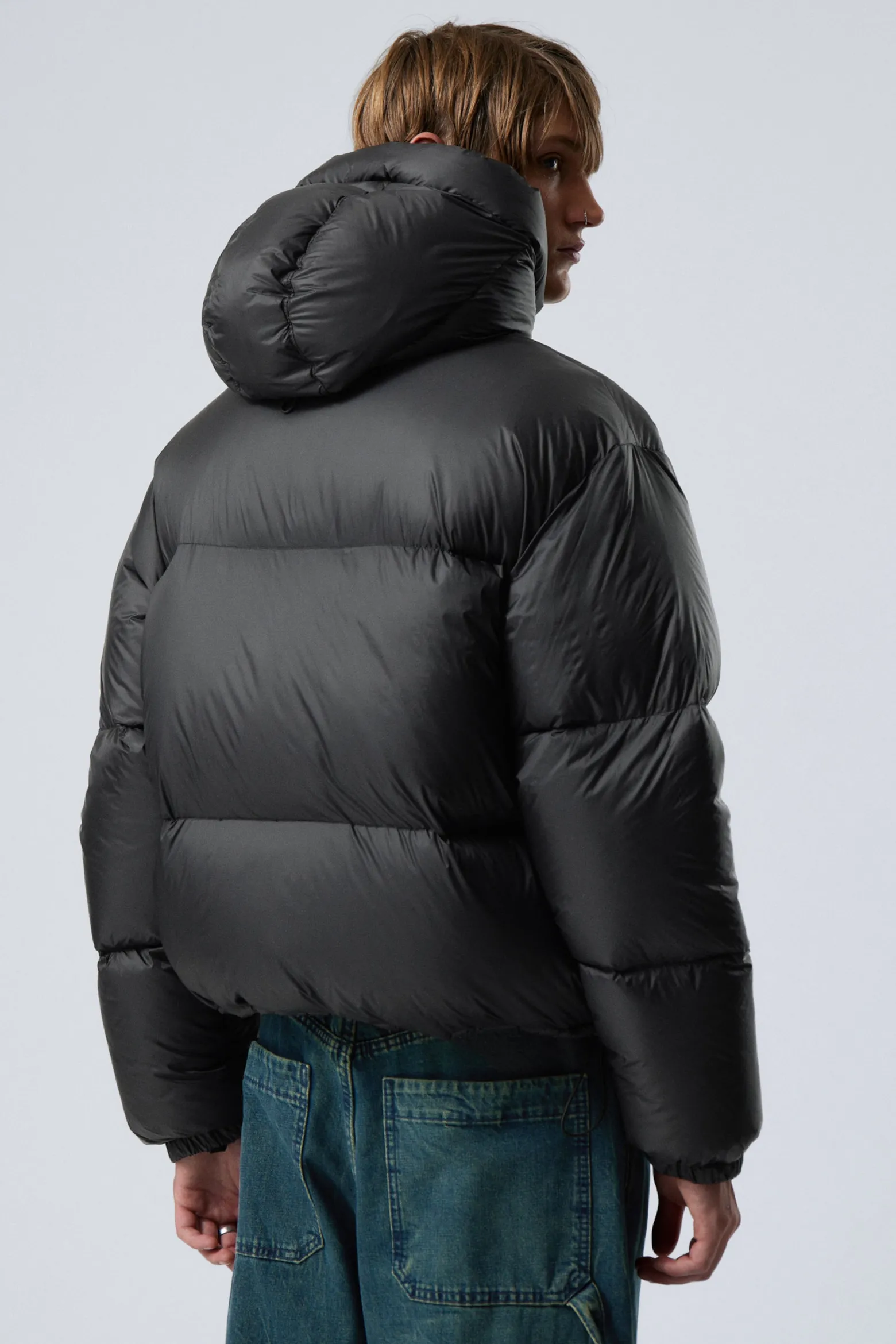 PUFFERJACKE AUS RECYCELTEN DAUNEN MIT KAPUZE|Weekday New