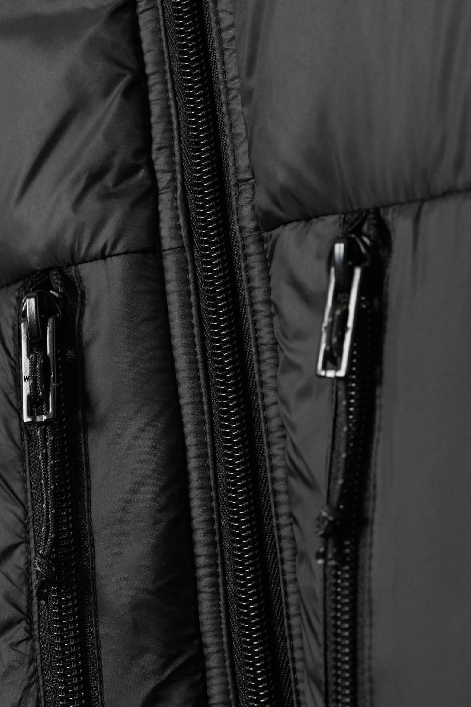 PUFFERJACKE AUS RECYCELTEN DAUNEN MIT KAPUZE|Weekday New