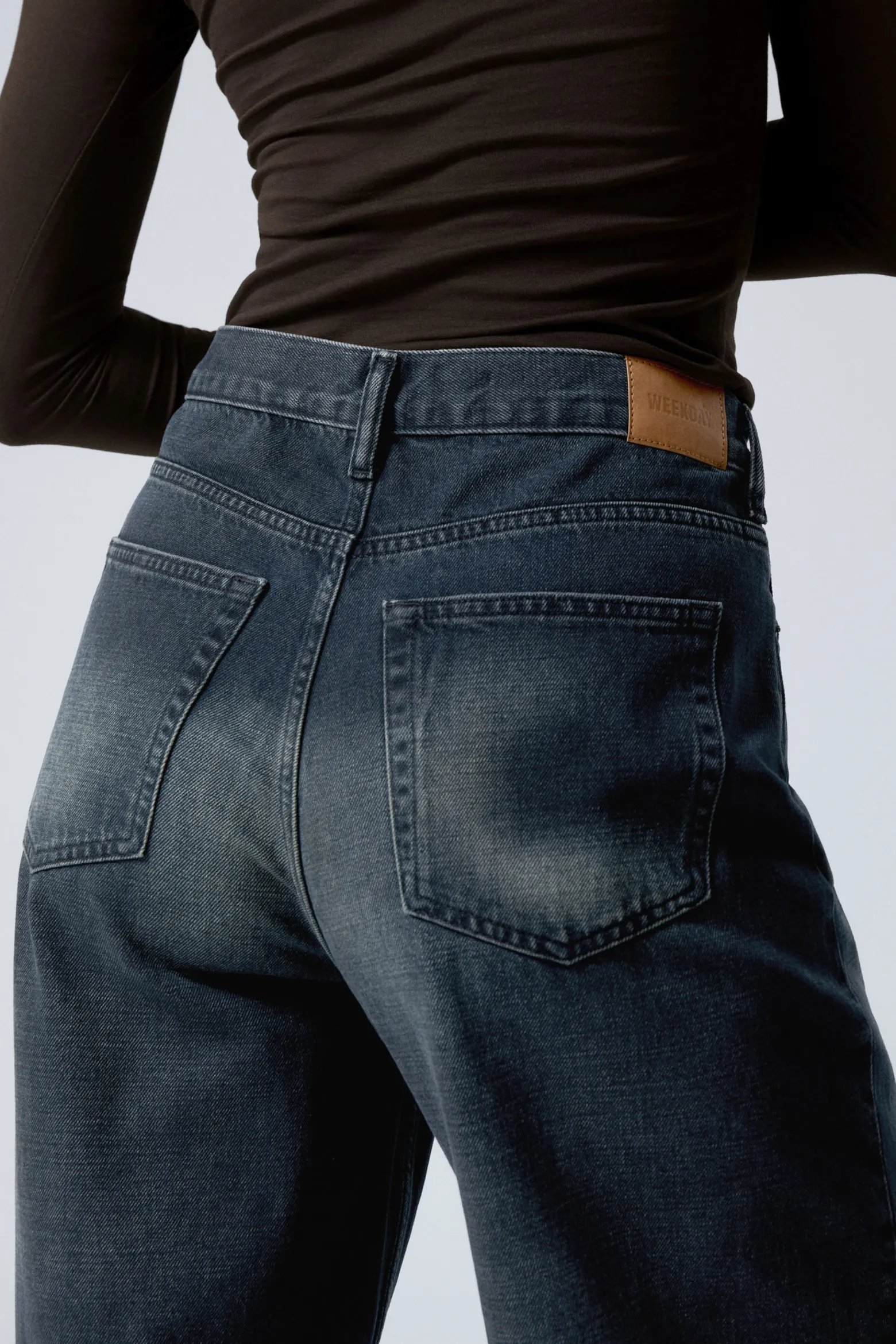 RAIL MID WAIST LOOSE WIDE LEG JEANS|Weekday Fashion