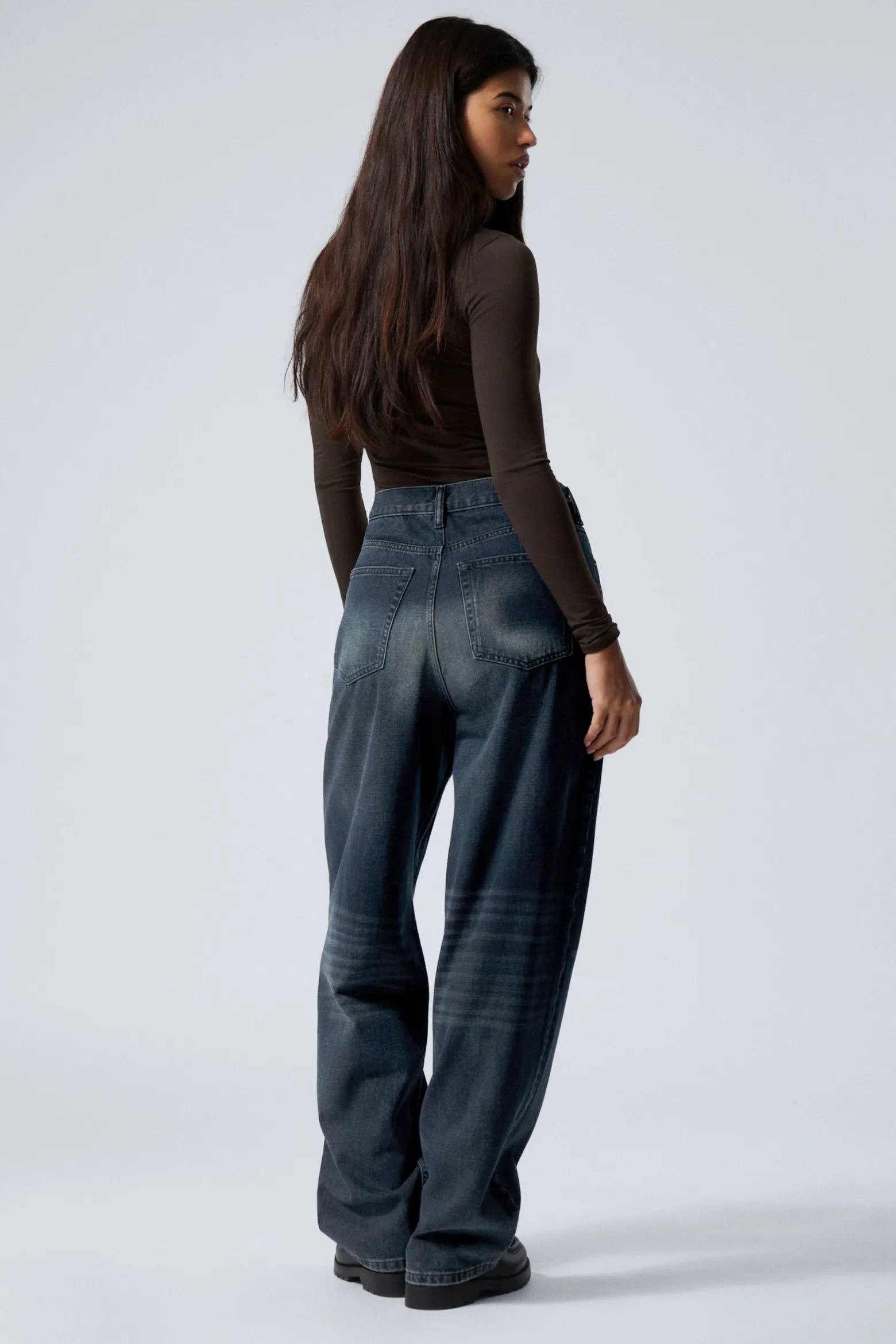 RAIL MID WAIST LOOSE WIDE LEG JEANS|Weekday Fashion