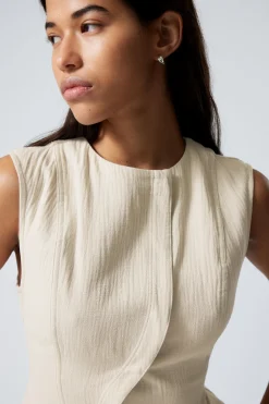 ÄRMELLOSES ASYMMETRISCHES SCHÖSSCHEN-TOP|Weekday Discount