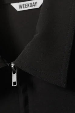 ÄRMELLOSES MINI-ANZUGKLEID MIT REISSVERSCHLUSS|Weekday Cheap