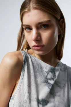 ÄRMELLOSES TOP MIT PRINT UND U-BOOT-AUSSCHNITT|Weekday Hot