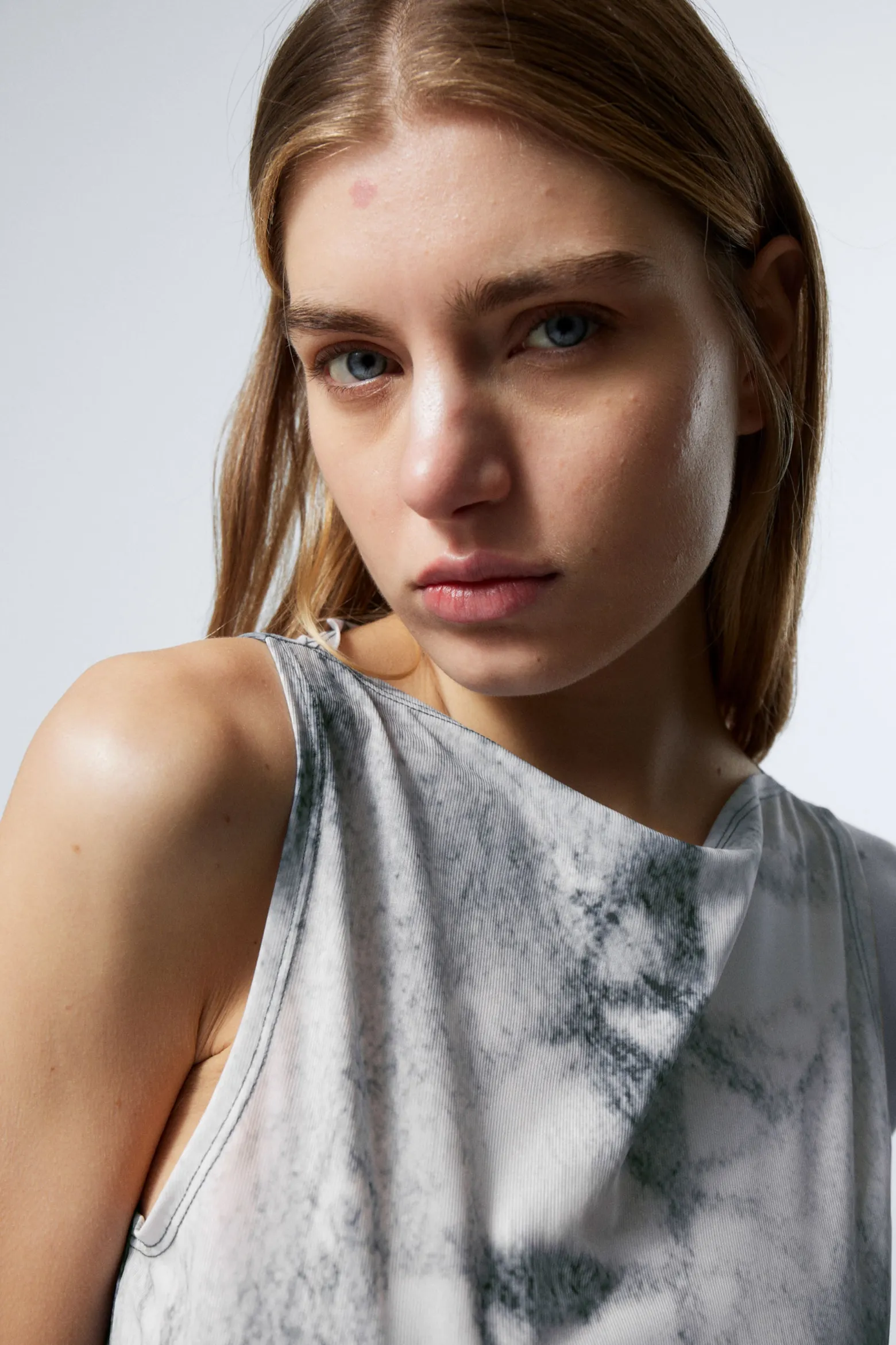 ÄRMELLOSES TOP MIT PRINT UND U-BOOT-AUSSCHNITT|Weekday Hot