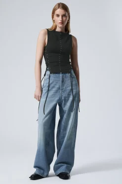 ÄRMELLOSES TOP MIT ÖSEN UND SCHNÜRUNG|Weekday Outlet