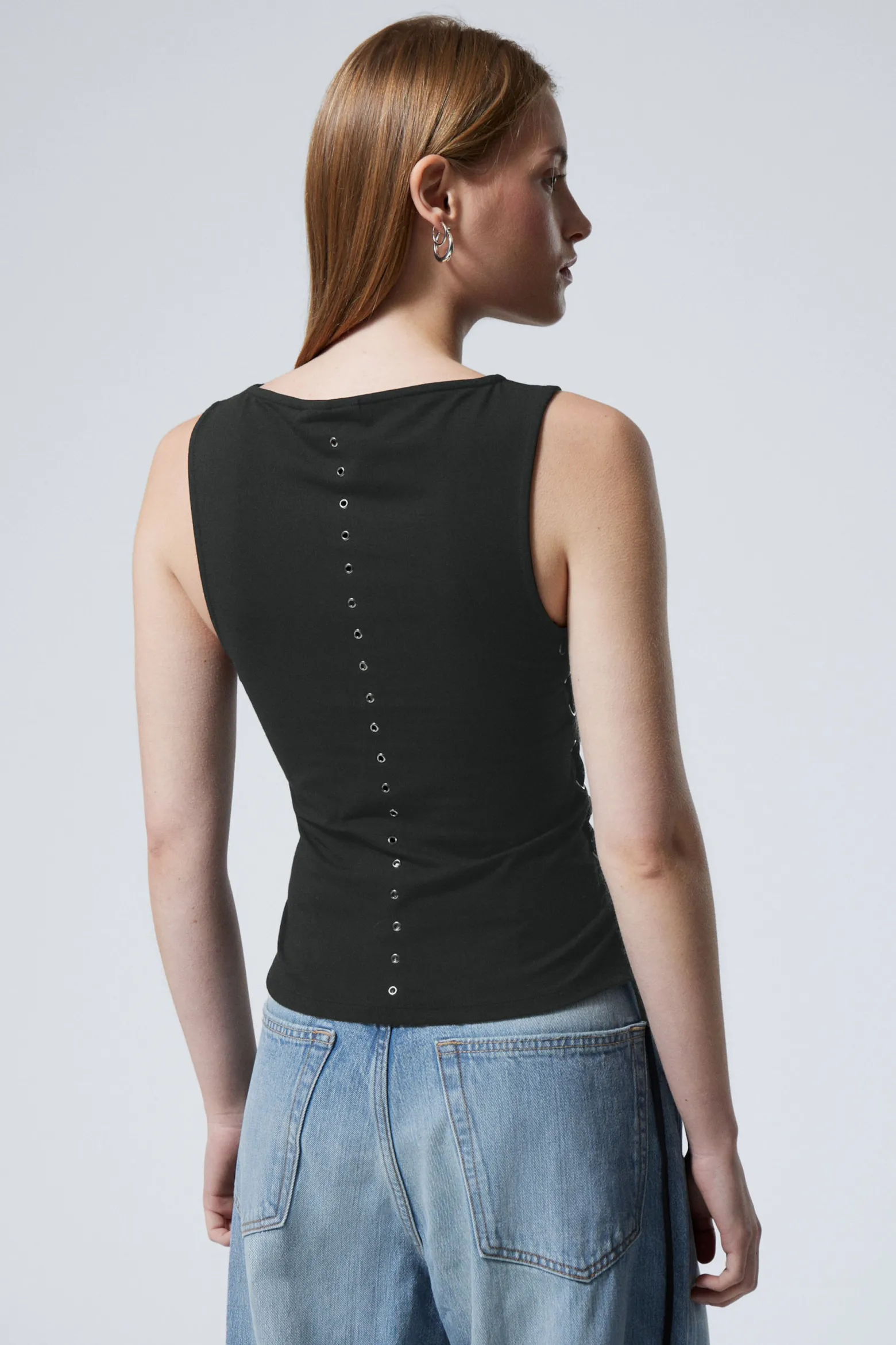 ÄRMELLOSES TOP MIT ÖSEN UND SCHNÜRUNG|Weekday Outlet