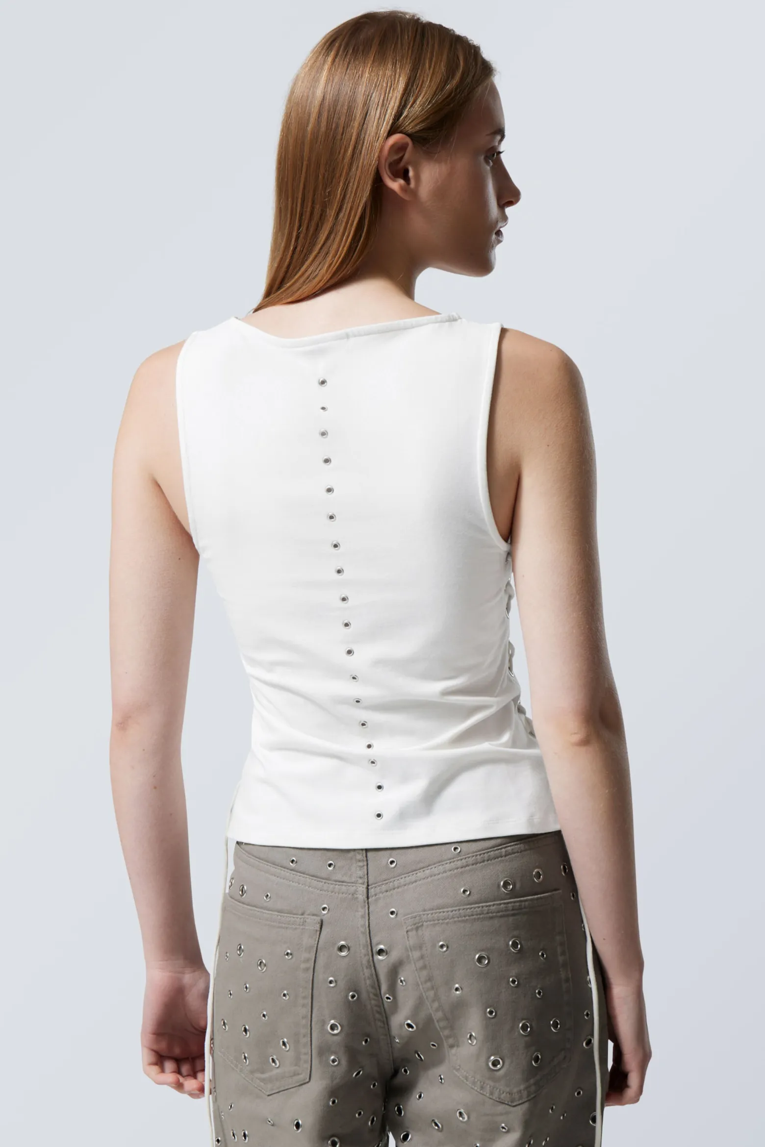 ÄRMELLOSES TOP MIT ÖSEN UND SCHNÜRUNG|Weekday Cheap
