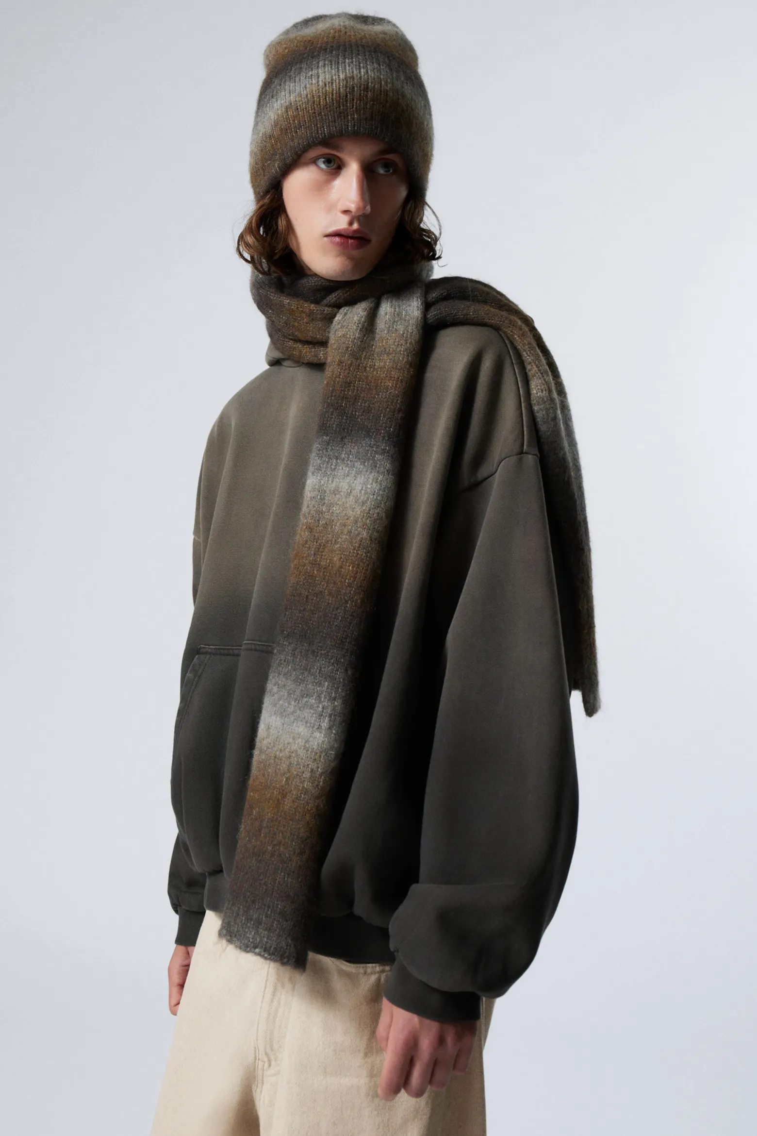 SCHAL AUS WOLLMISCHUNG MIT OMBRÉ-STREIFEN|Weekday Clearance