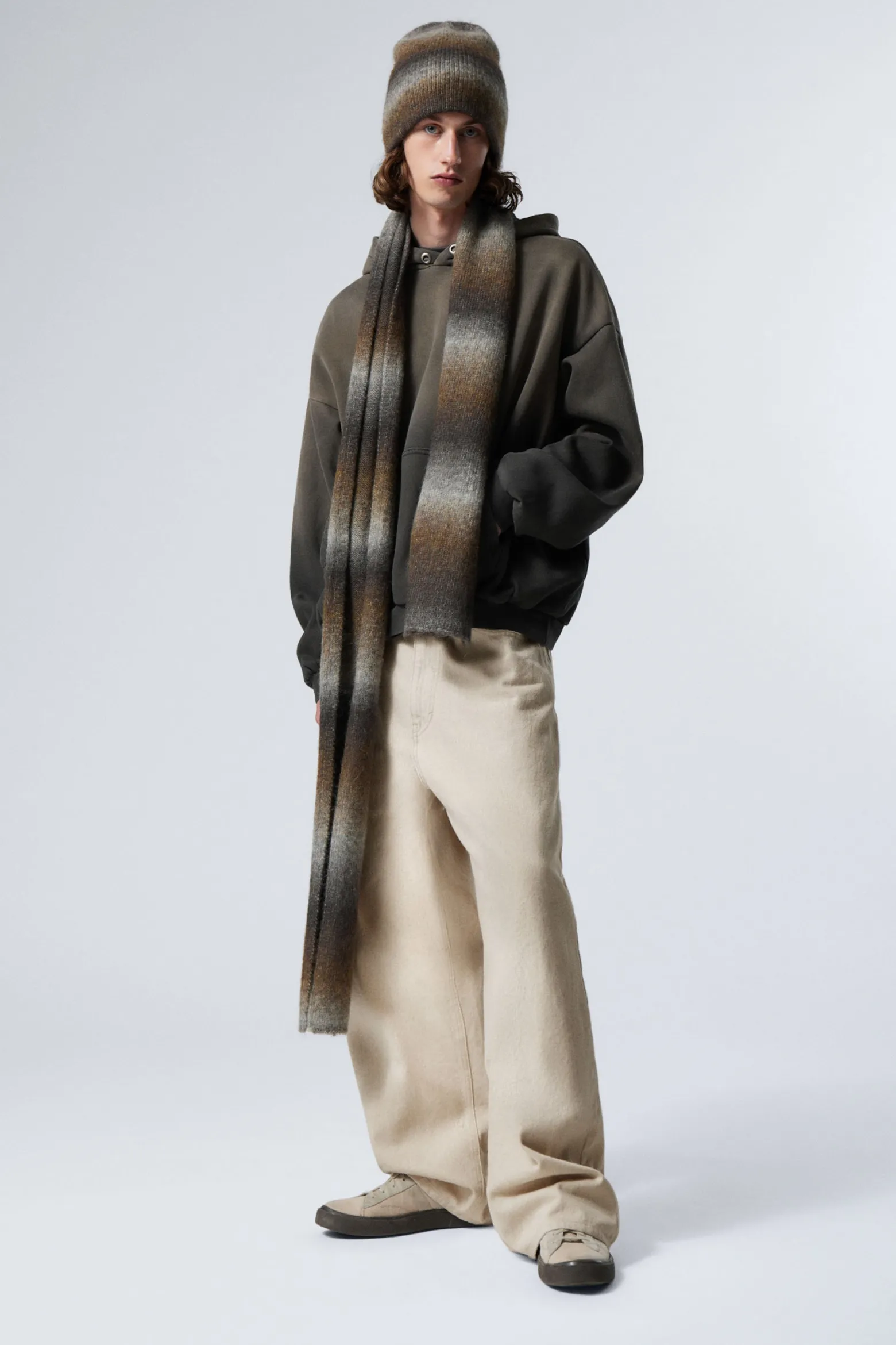 SCHAL AUS WOLLMISCHUNG MIT OMBRÉ-STREIFEN|Weekday Clearance