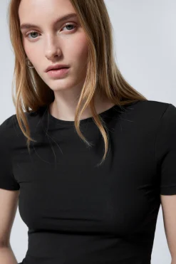 SCHMAL GESCHNITTENES T-SHIRT|Weekday Cheap