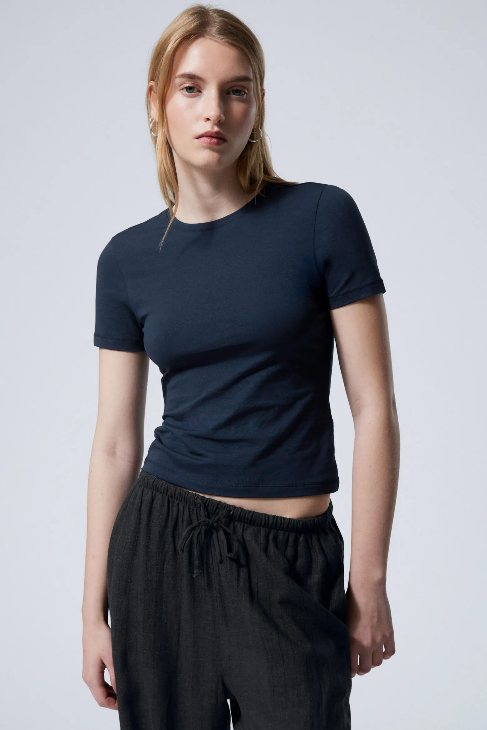 SCHMAL GESCHNITTENES T-SHIRT|Weekday New