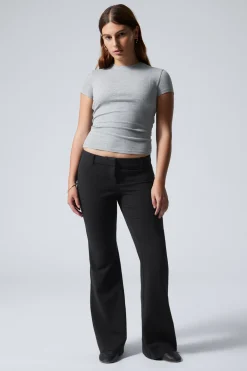SCHMALE ANZUGHOSE MIT SCHLAG UND NIEDRIGER TAILLE|Weekday Sale