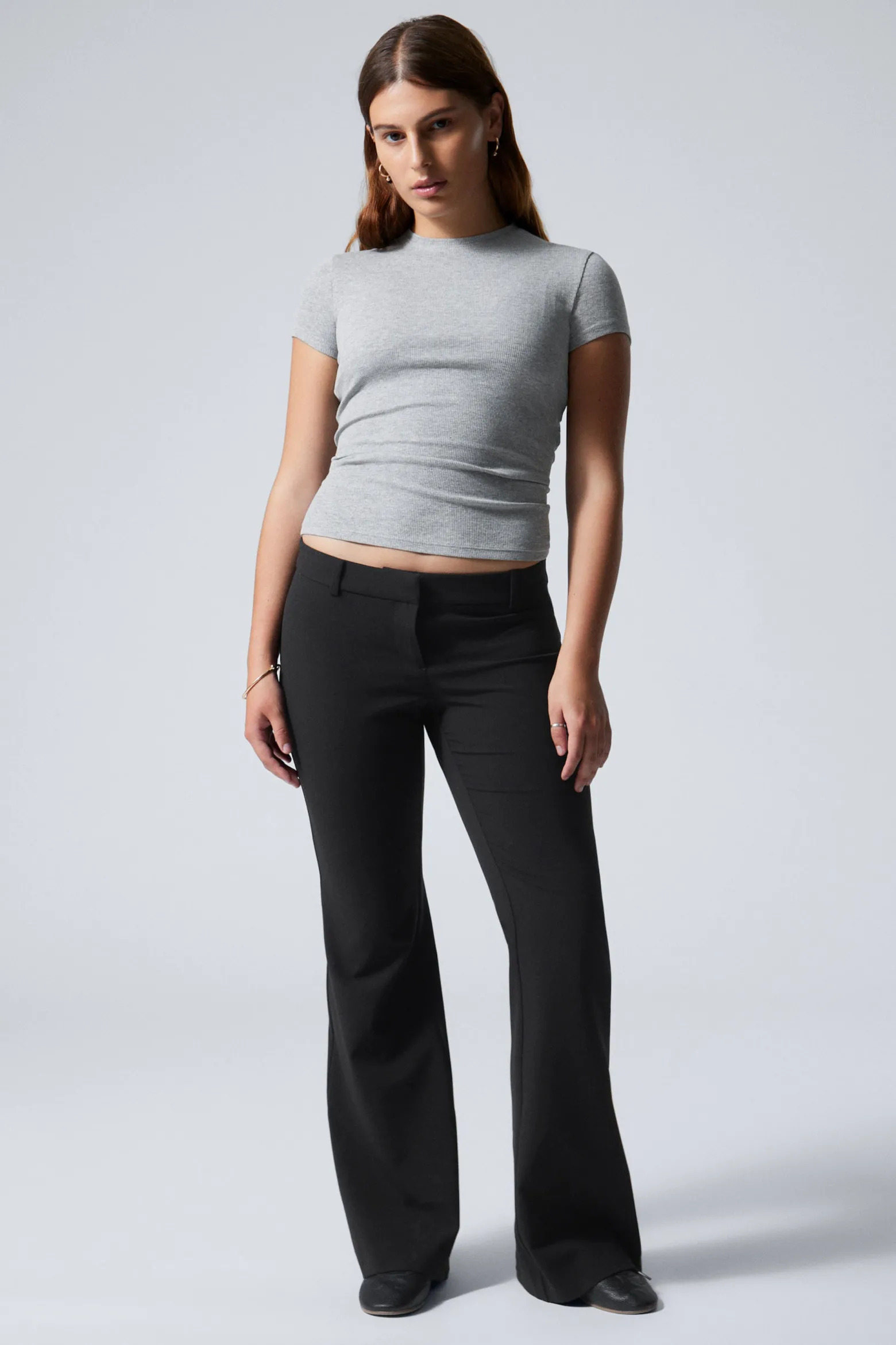 SCHMALE ANZUGHOSE MIT SCHLAG UND NIEDRIGER TAILLE|Weekday Sale