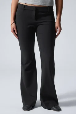 SCHMALE ANZUGHOSE MIT SCHLAG UND NIEDRIGER TAILLE|Weekday Sale