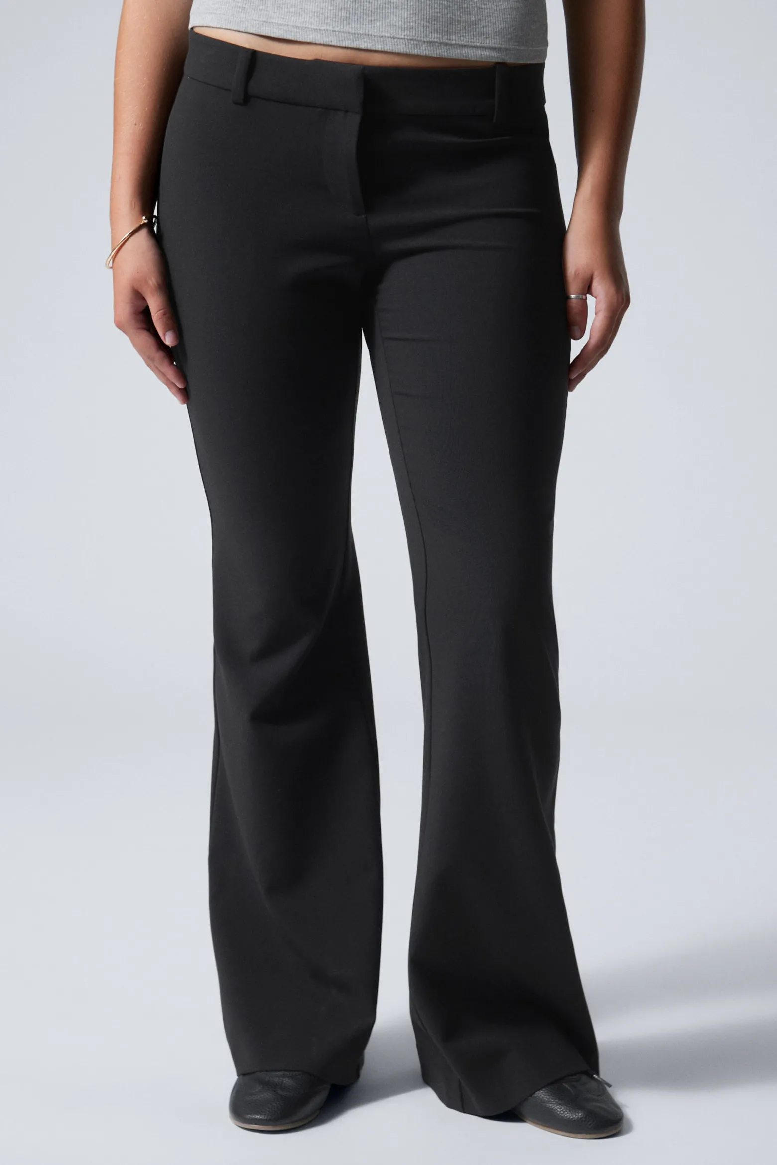 SCHMALE ANZUGHOSE MIT SCHLAG UND NIEDRIGER TAILLE|Weekday Sale
