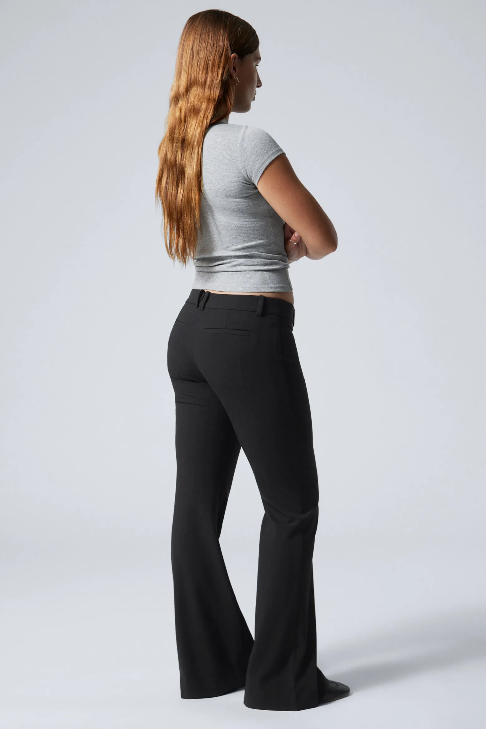 SCHMALE ANZUGHOSE MIT SCHLAG UND NIEDRIGER TAILLE|Weekday Sale