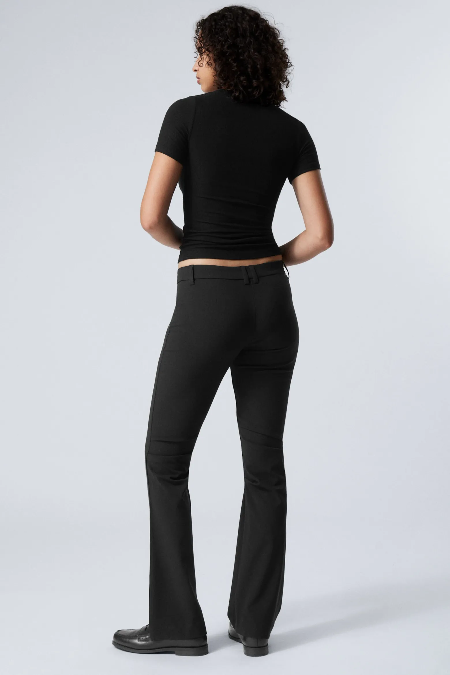 SCHMALE BUNDFALTENHOSE MIT SCHLAG & NIEDRIGEM BUND|Weekday Clearance
