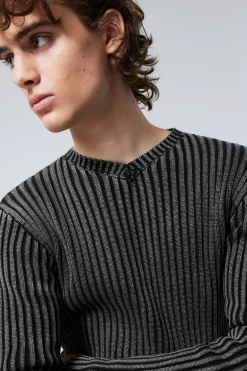 SCHMALER STRICKPULLOVER MIT V-AUSSCHNITT|Weekday Cheap