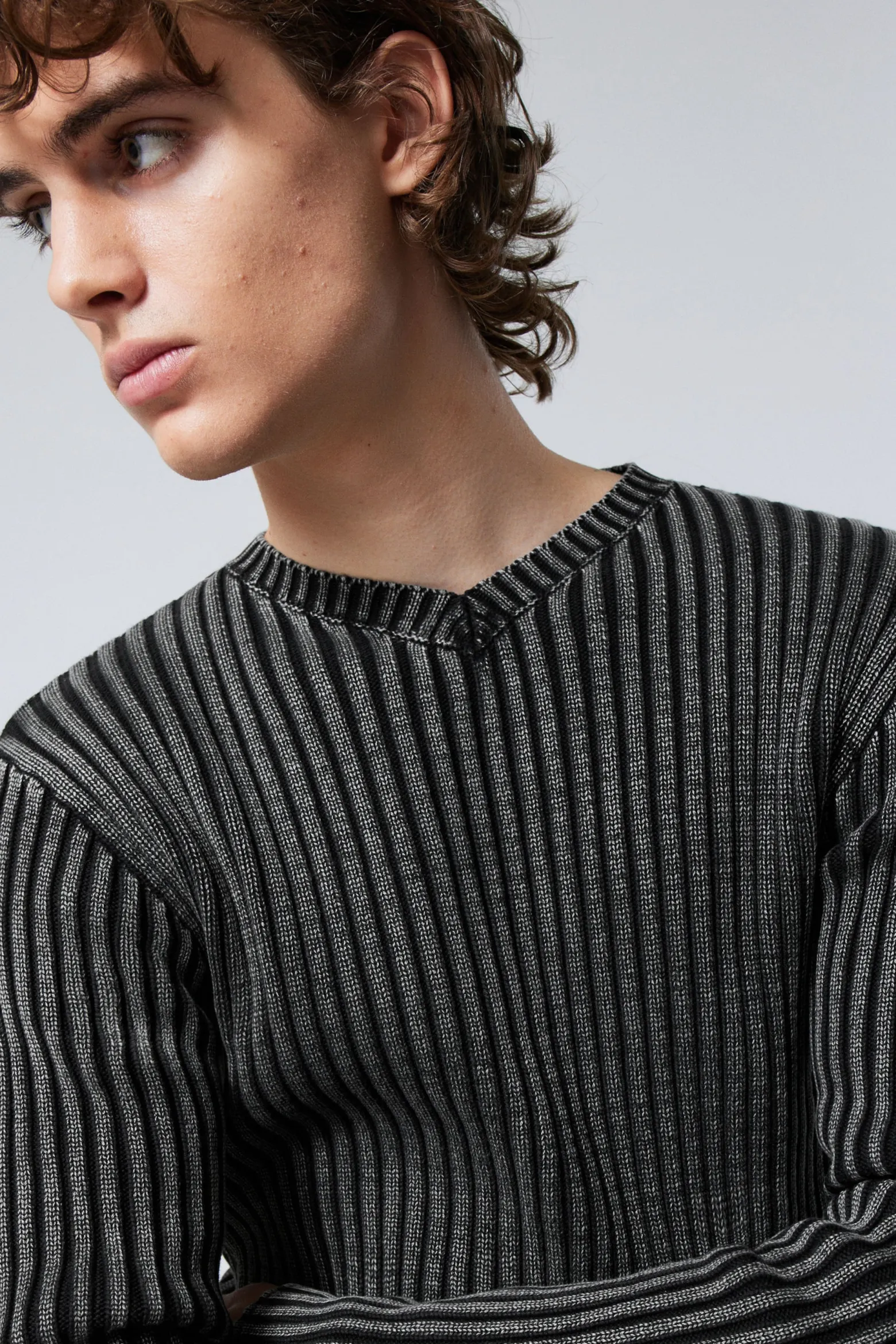 SCHMALER STRICKPULLOVER MIT V-AUSSCHNITT|Weekday Cheap
