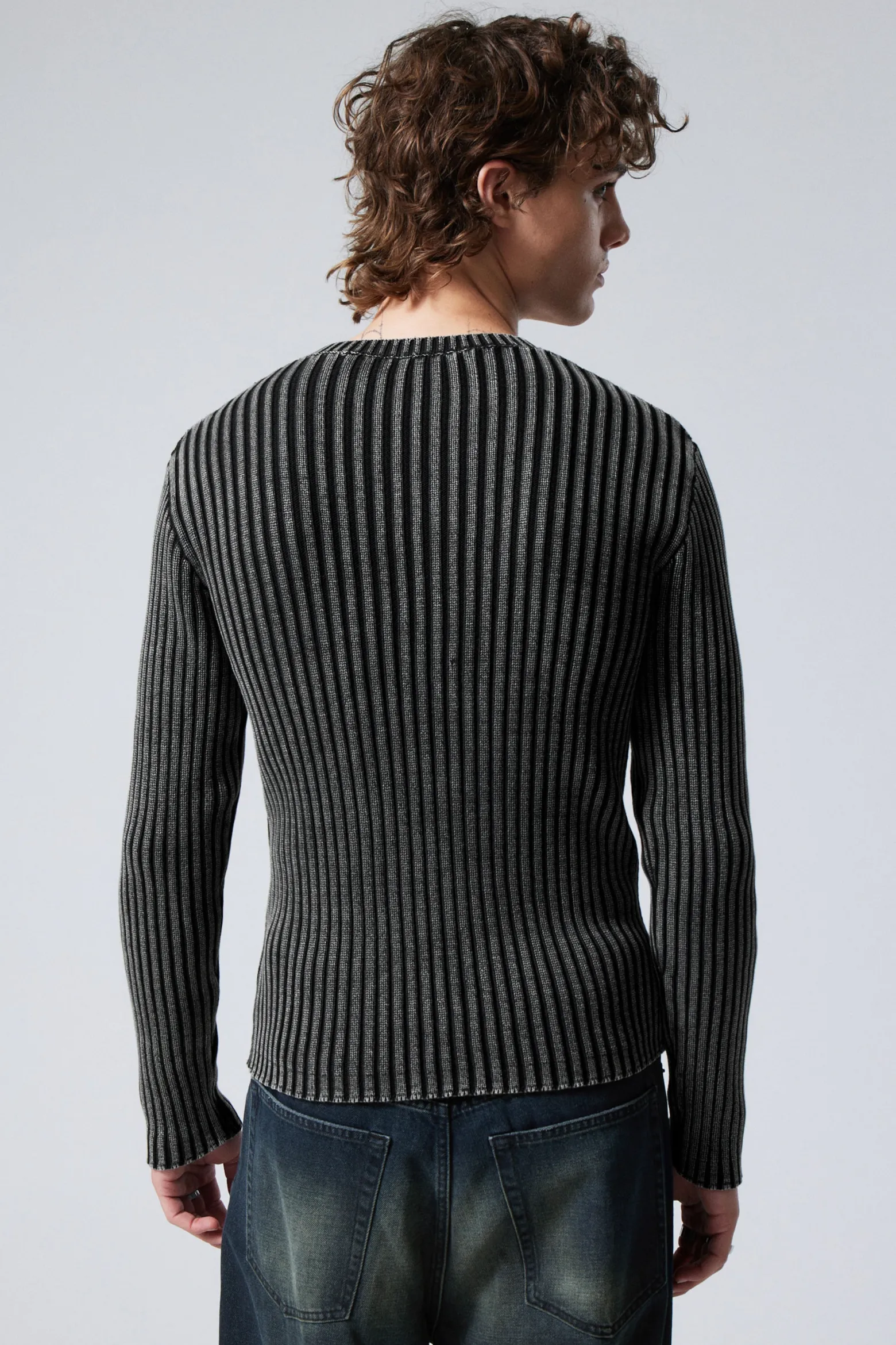 SCHMALER STRICKPULLOVER MIT V-AUSSCHNITT|Weekday Cheap