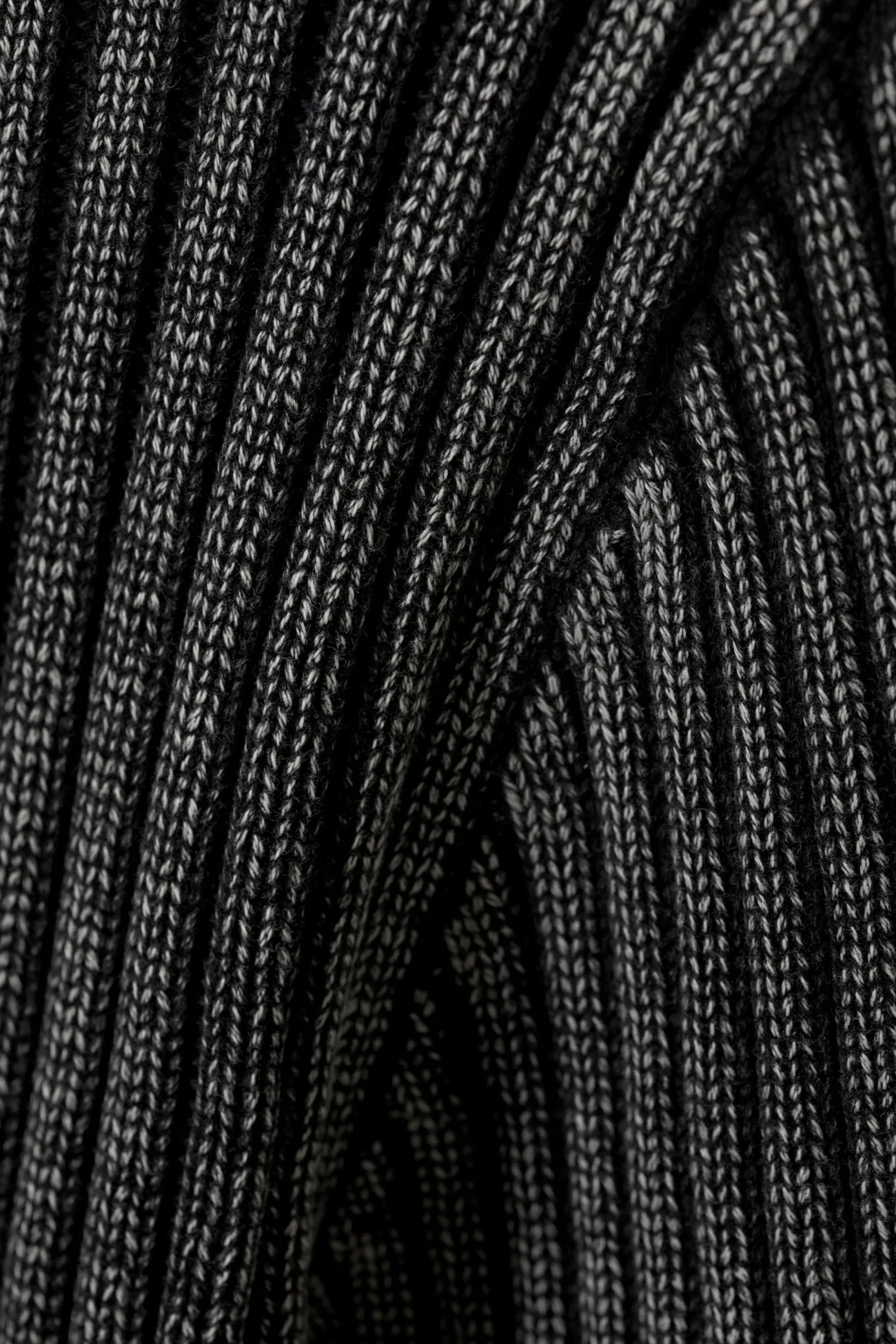 SCHMALER STRICKPULLOVER MIT V-AUSSCHNITT|Weekday Cheap