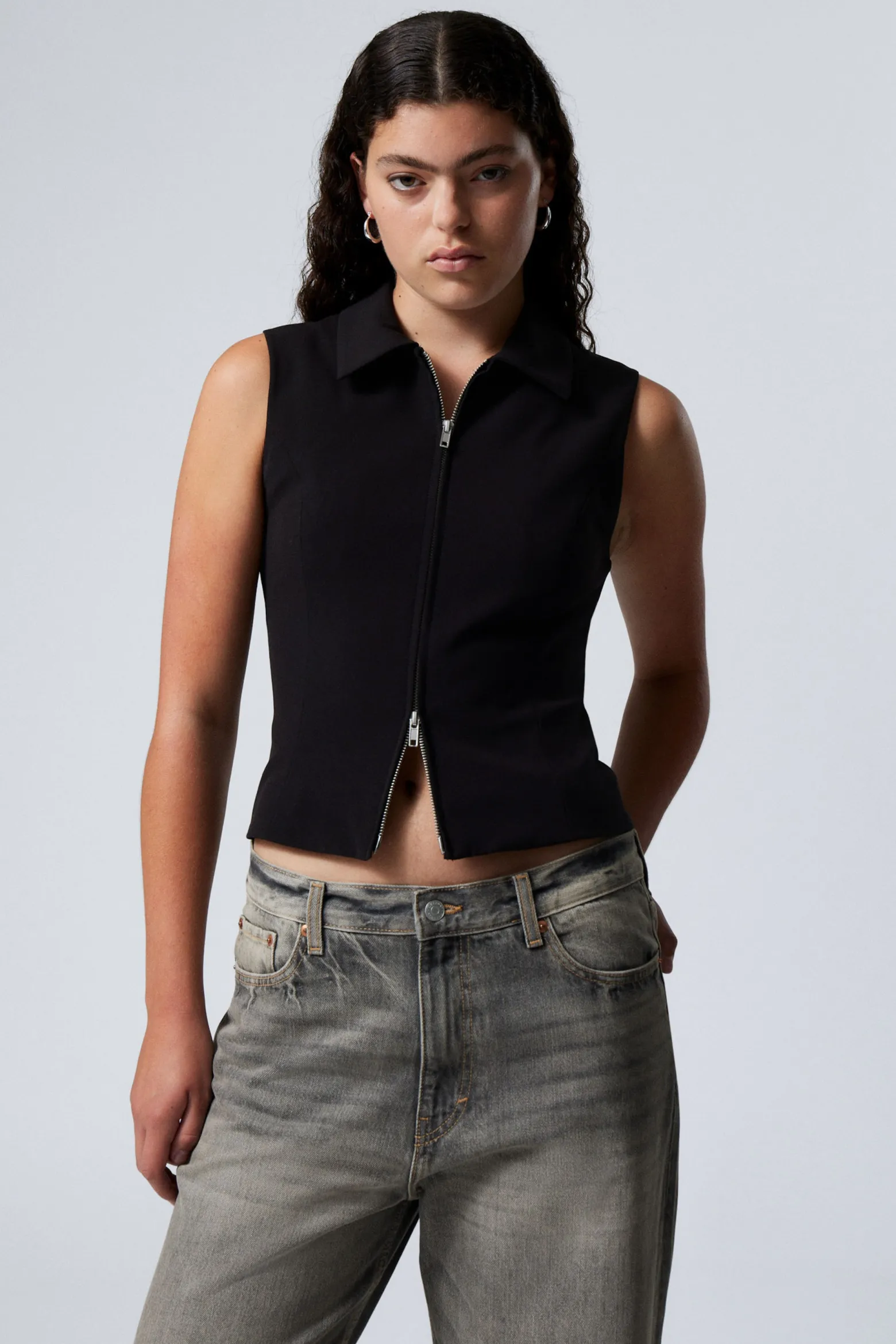 SCHMALES WESTEN-TOP MIT REISSVERSCHLUSS|Weekday Cheap