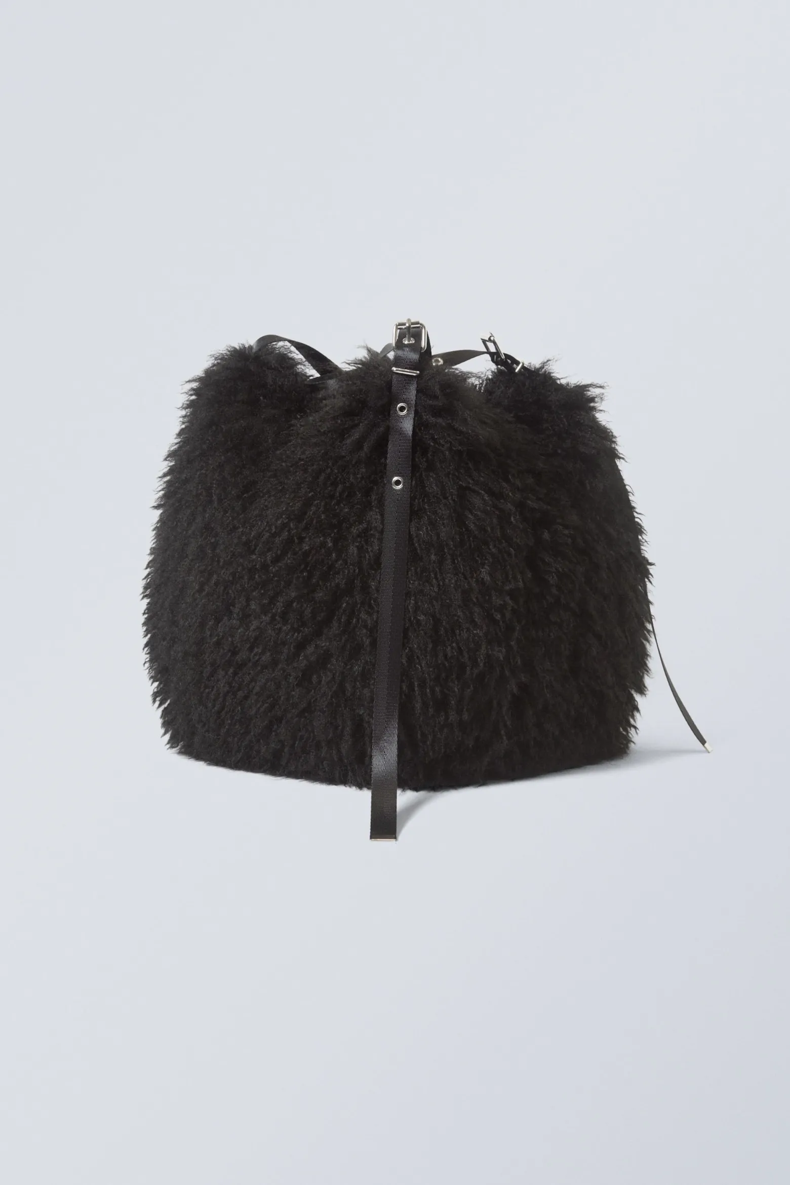 SCHULTERTASCHE AUS FELLIMITAT|Weekday Best