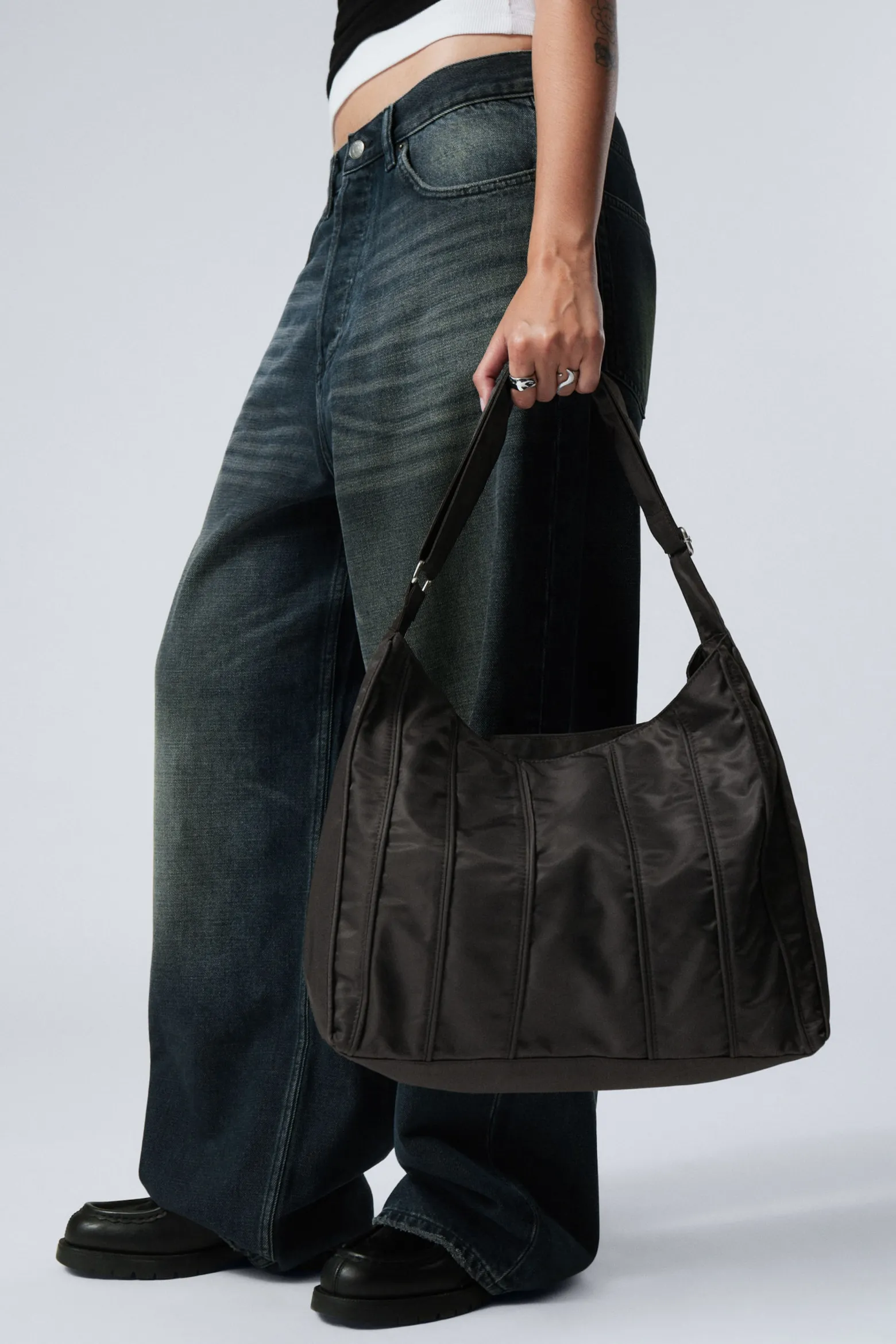 SCHULTERTASCHE MIT PASPELIERUNG|Weekday Hot