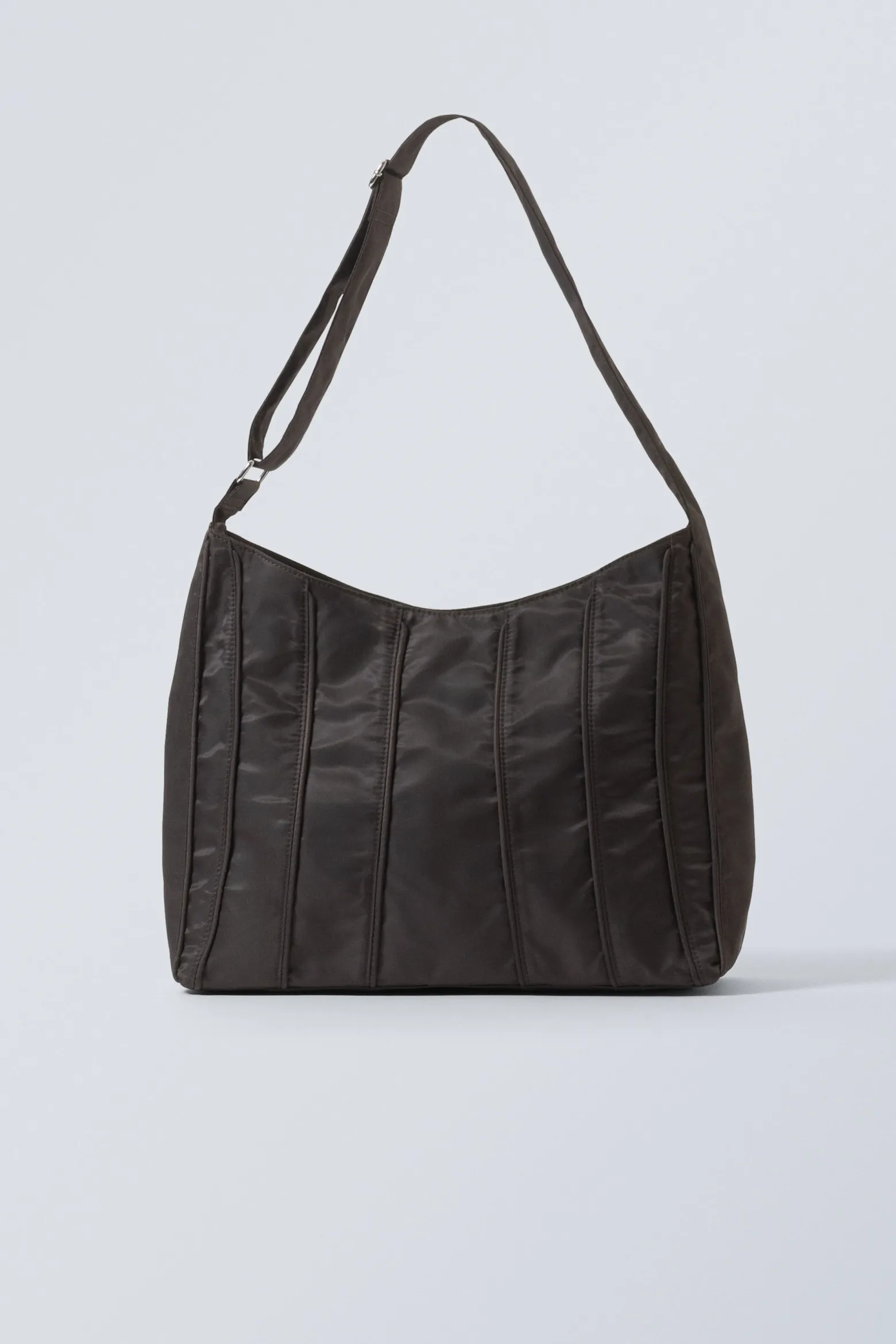 SCHULTERTASCHE MIT PASPELIERUNG|Weekday Hot