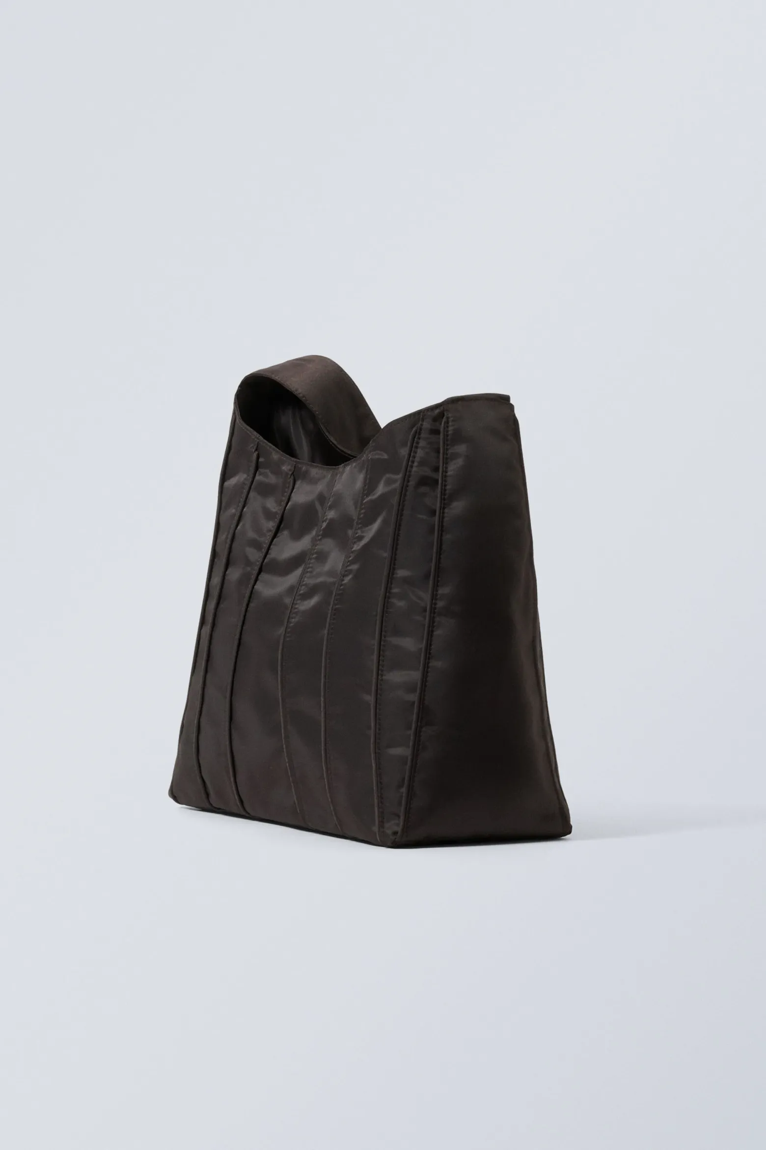 SCHULTERTASCHE MIT PASPELIERUNG|Weekday Hot