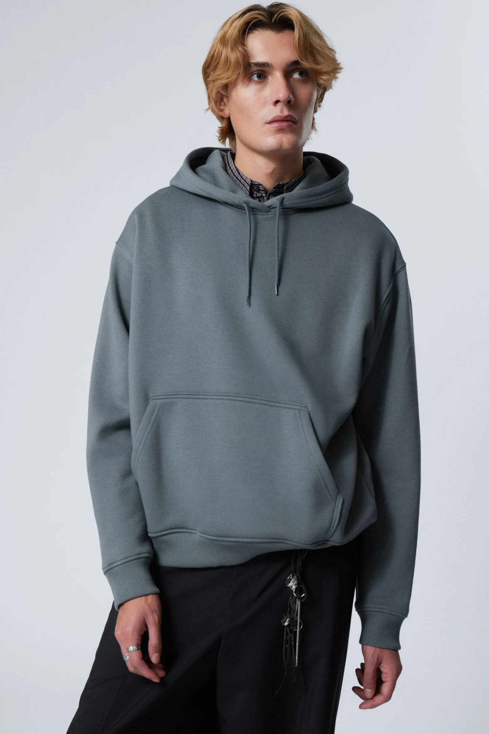 SCHWERER KAPUZENPULLOVER MIT RELAXTER PASSFORM|Weekday Hot
