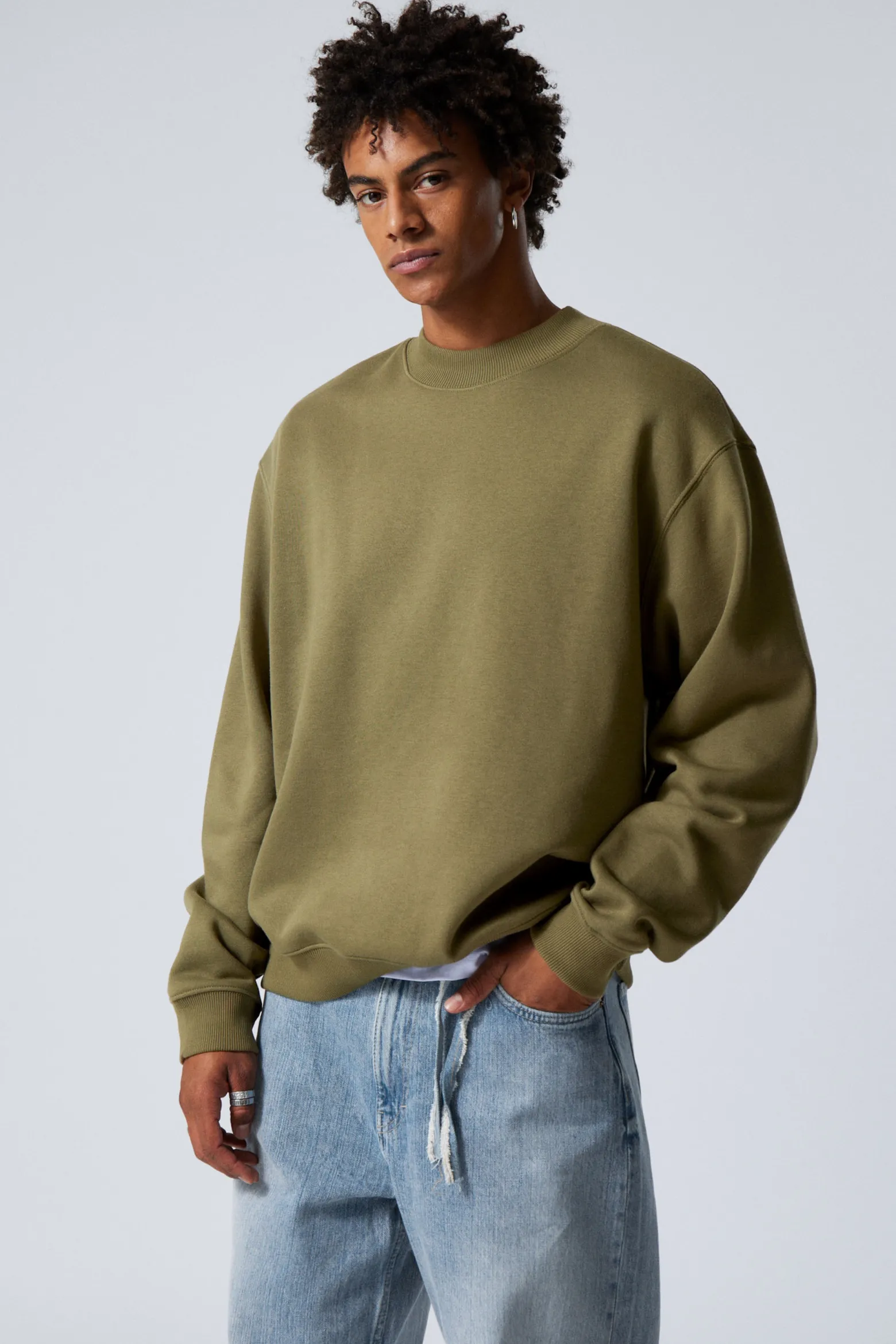 SCHWERES SWEATSHIRT MIT RELAXTER PASSFORM|Weekday Sale